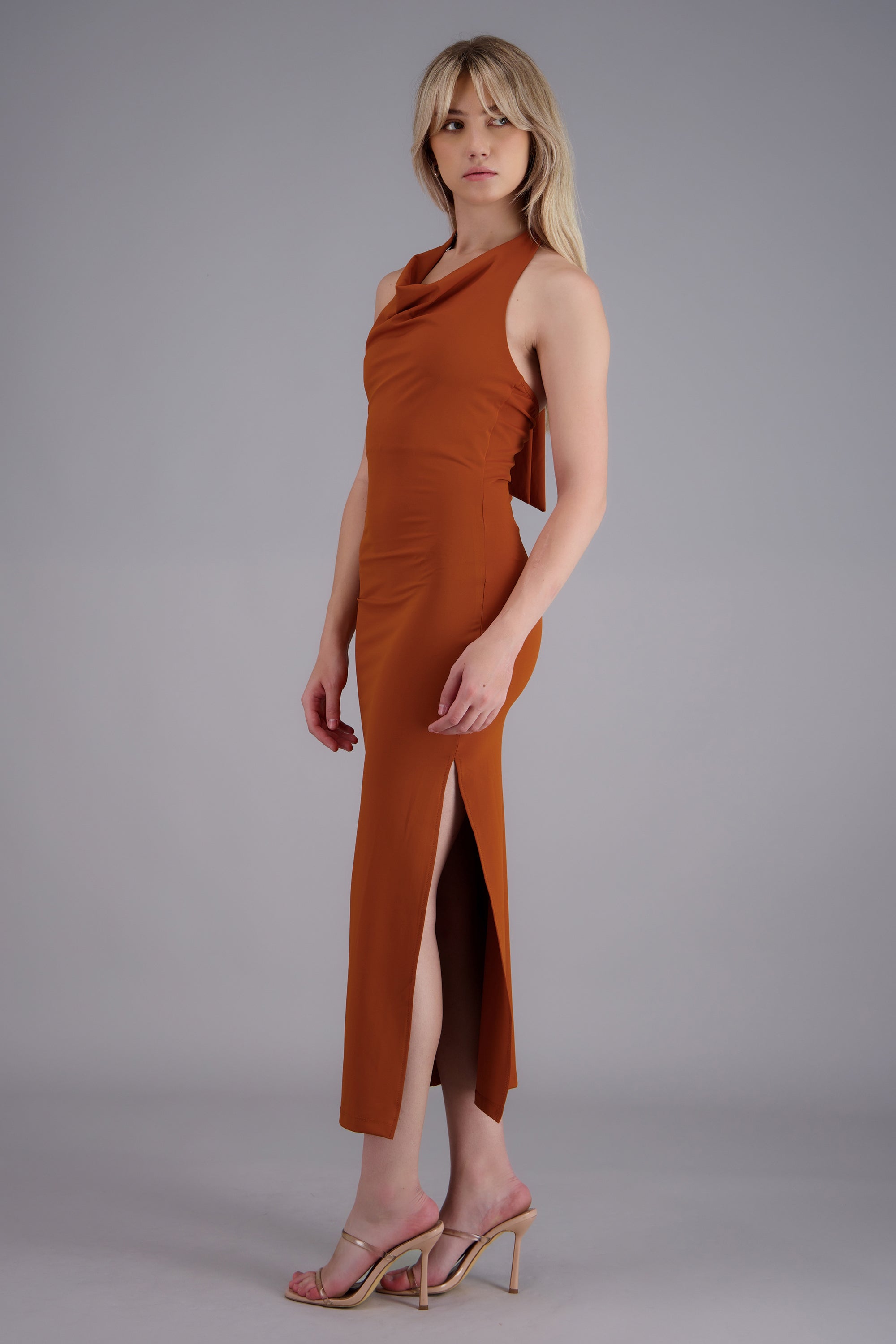 Vestido halter escote cascada maxi COBRE