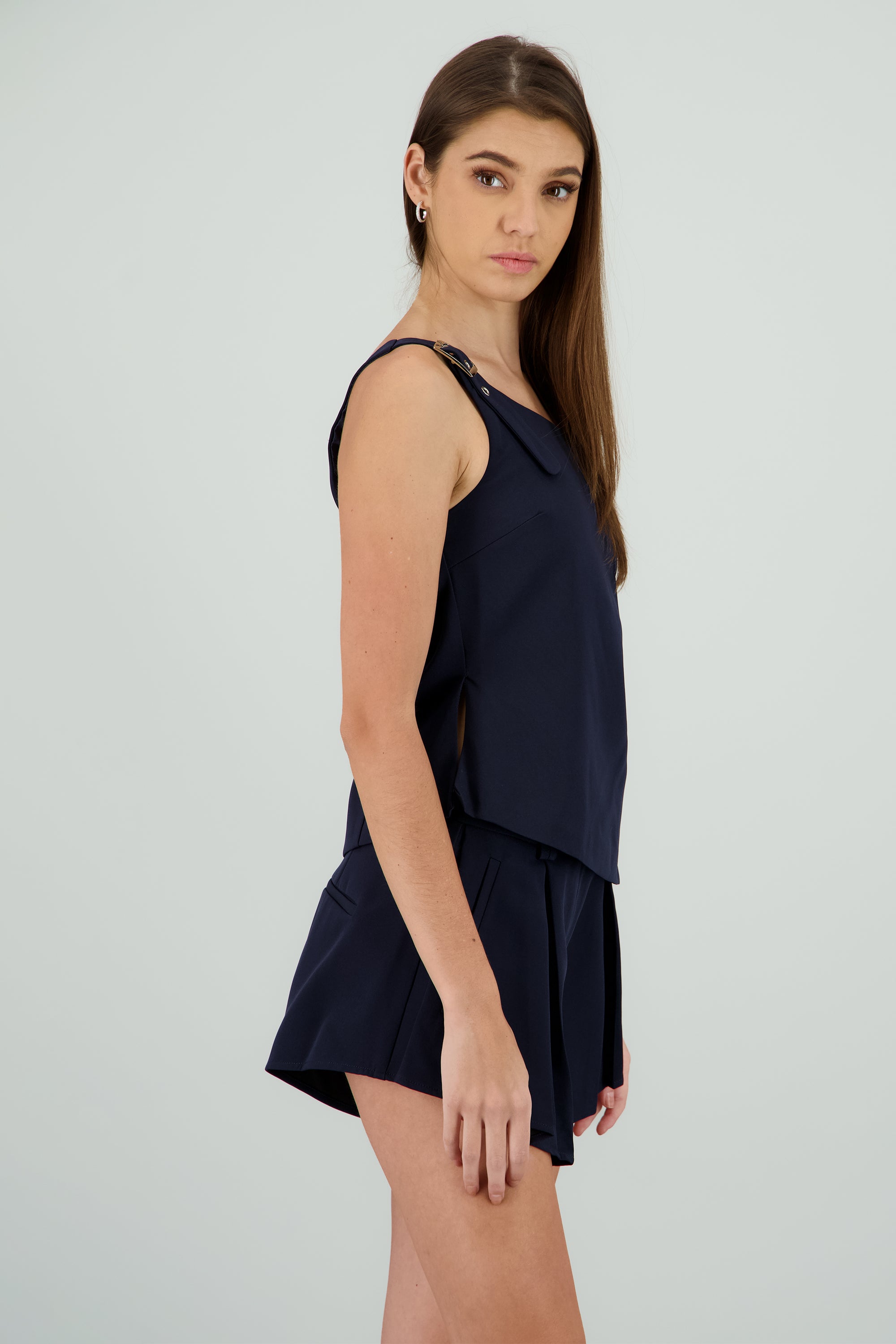 Top asimetrico detalle broche AZUL REY