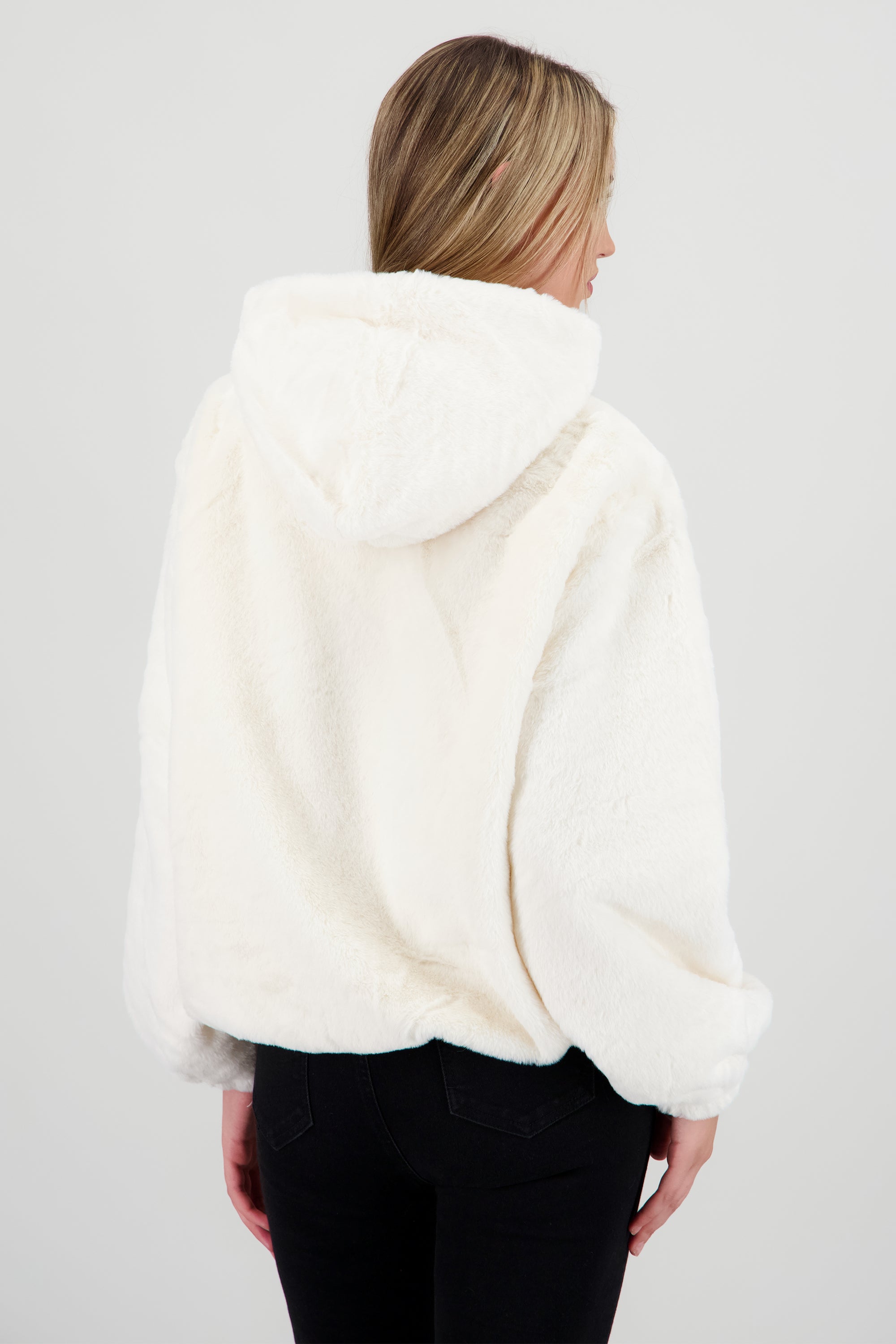 Chamarra efecto pelo con gorro HUESO