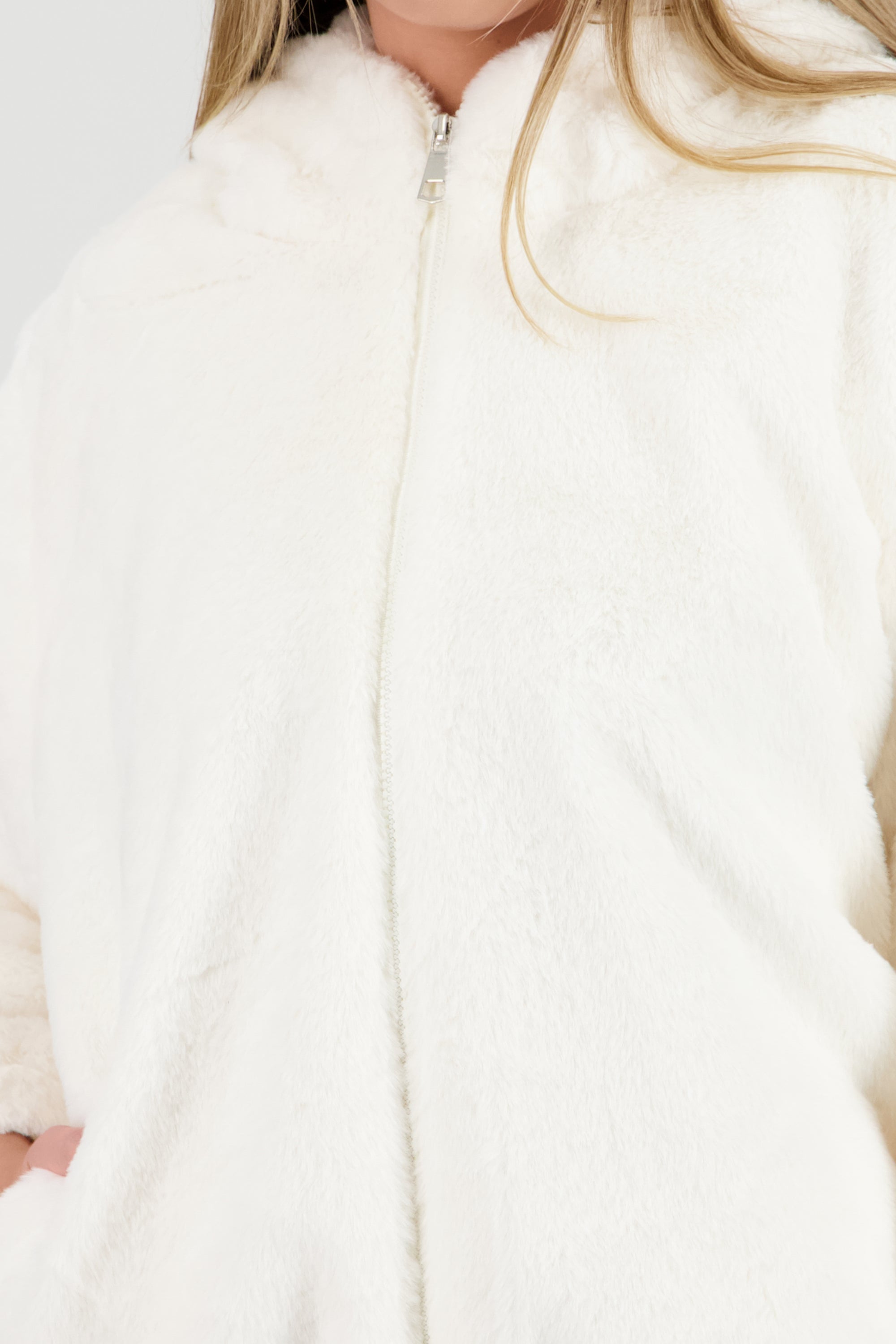 Chamarra efecto pelo con gorro HUESO