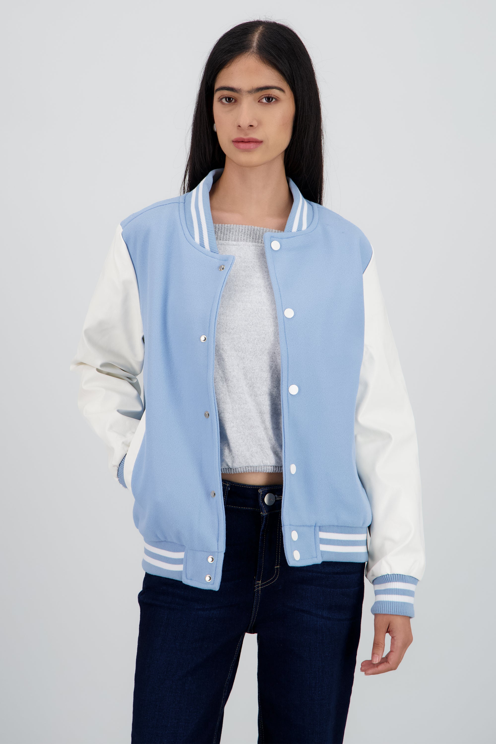 Chamarra bomber mangas efecto piel AZUL PASTEL