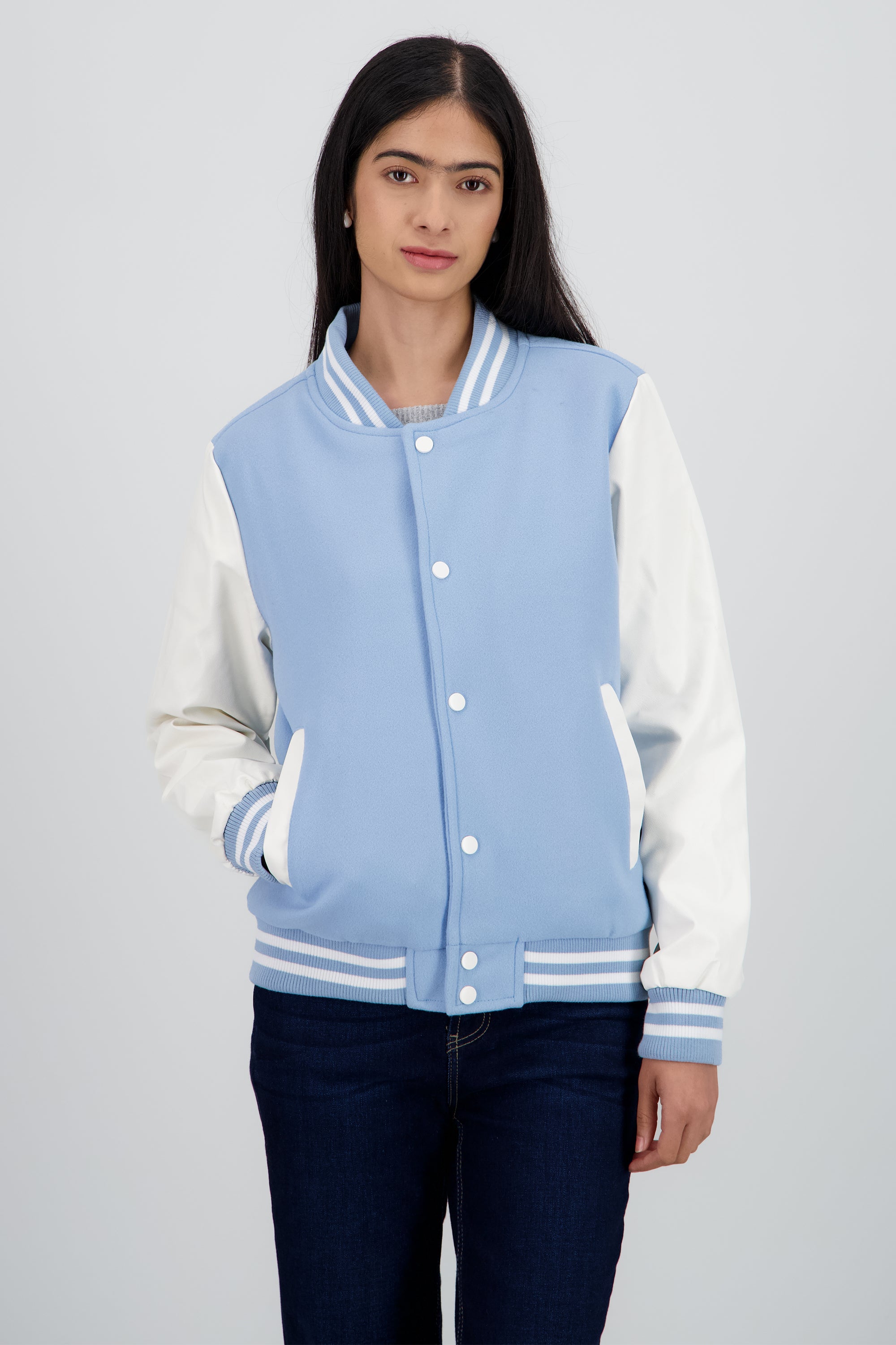 Chamarra bomber mangas efecto piel AZUL PASTEL
