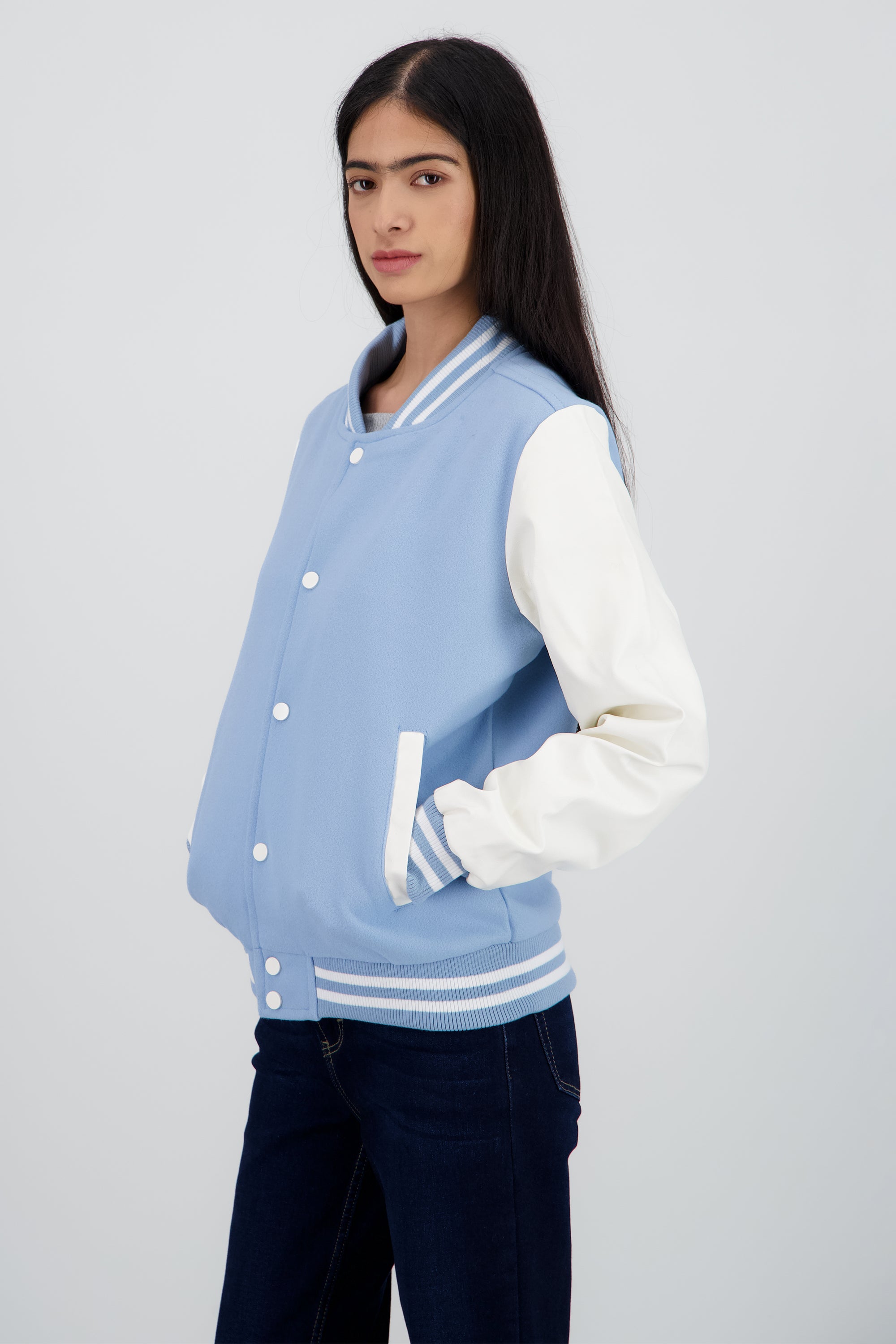 Chamarra bomber mangas efecto piel AZUL PASTEL