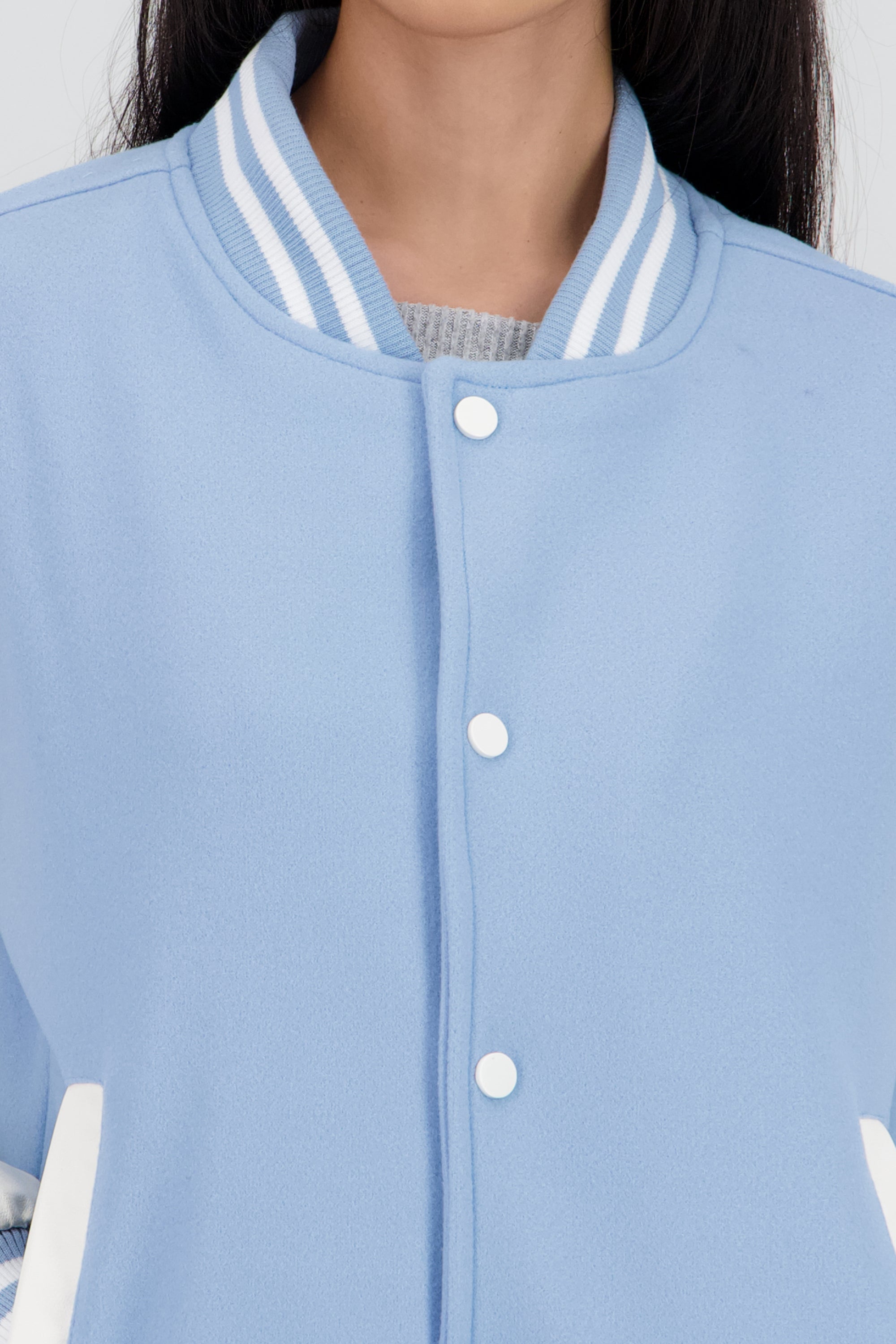 Chamarra bomber mangas efecto piel AZUL PASTEL