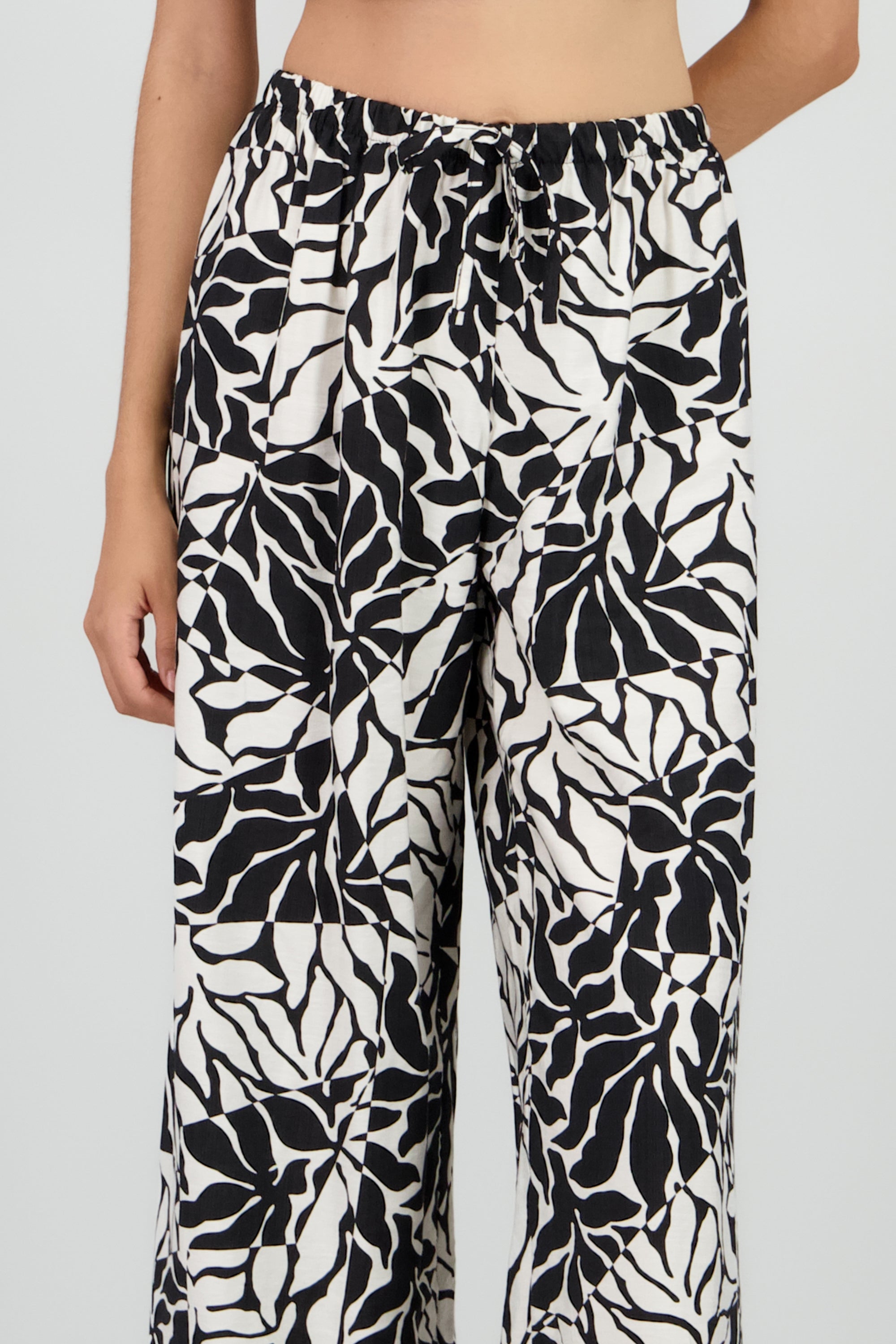 Pantalon amplio estampado flores NEGRO COMBO