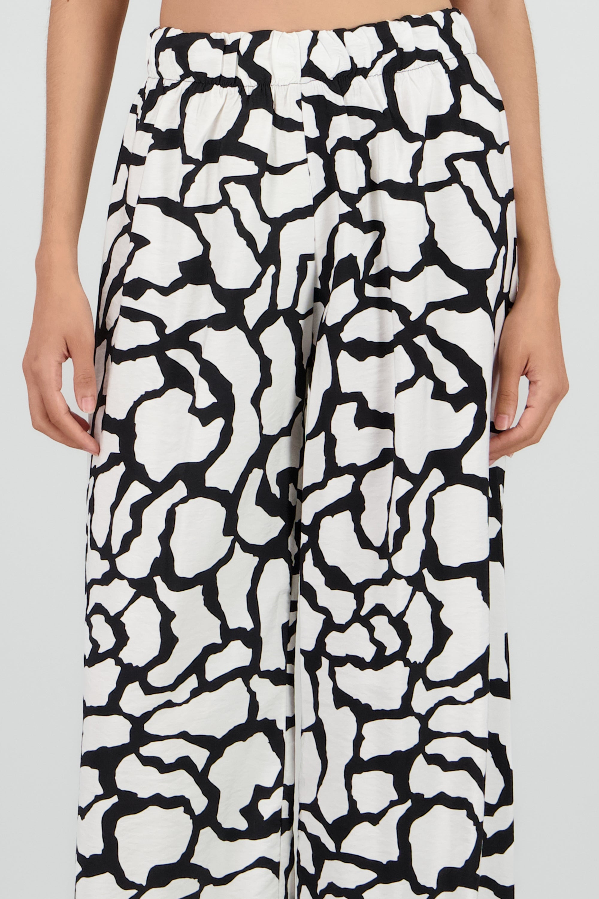 Pantalon fluido estampado geometrico NEGRO COMBO
