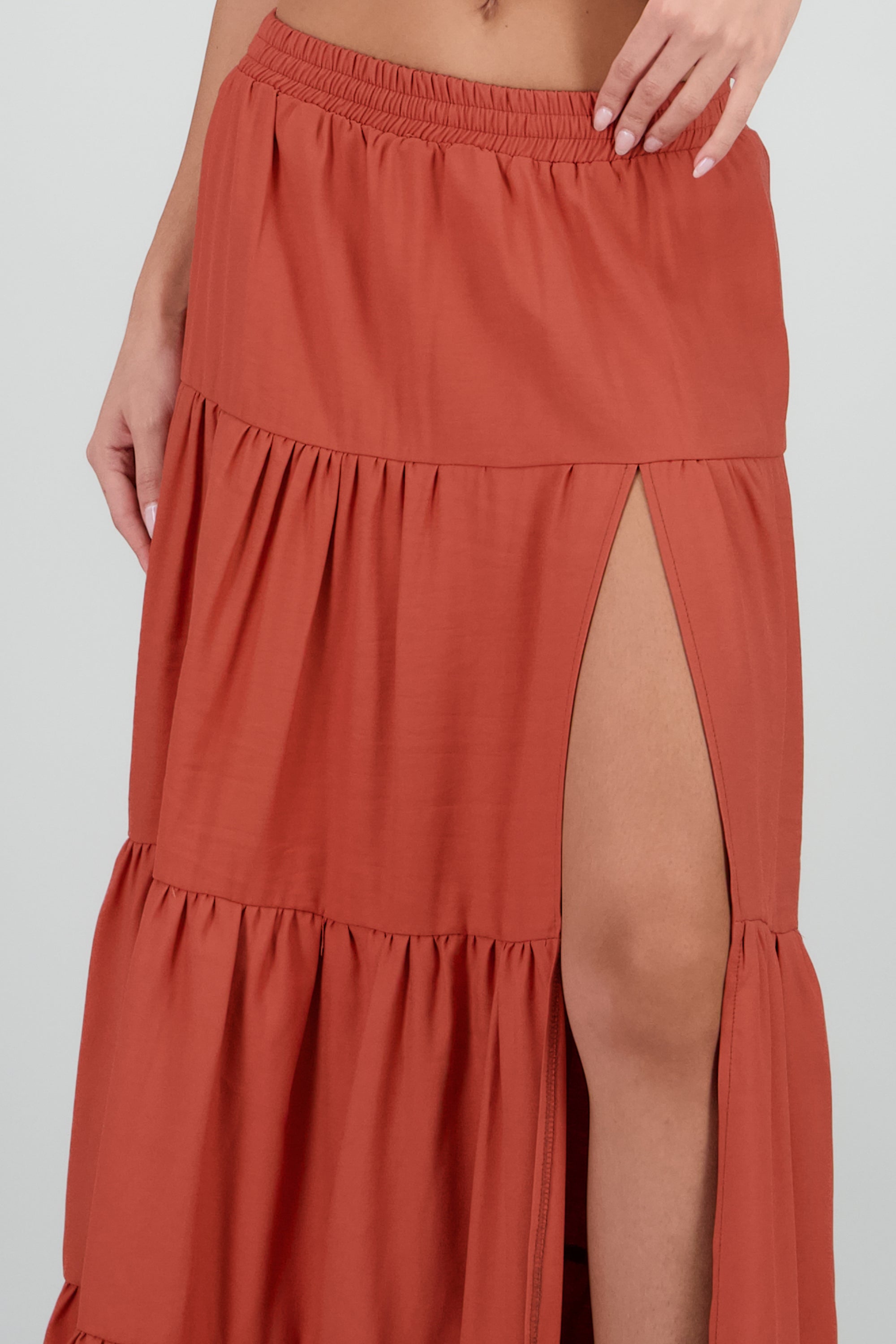 Falda de olanes maxi detalle pretina LADRILLO