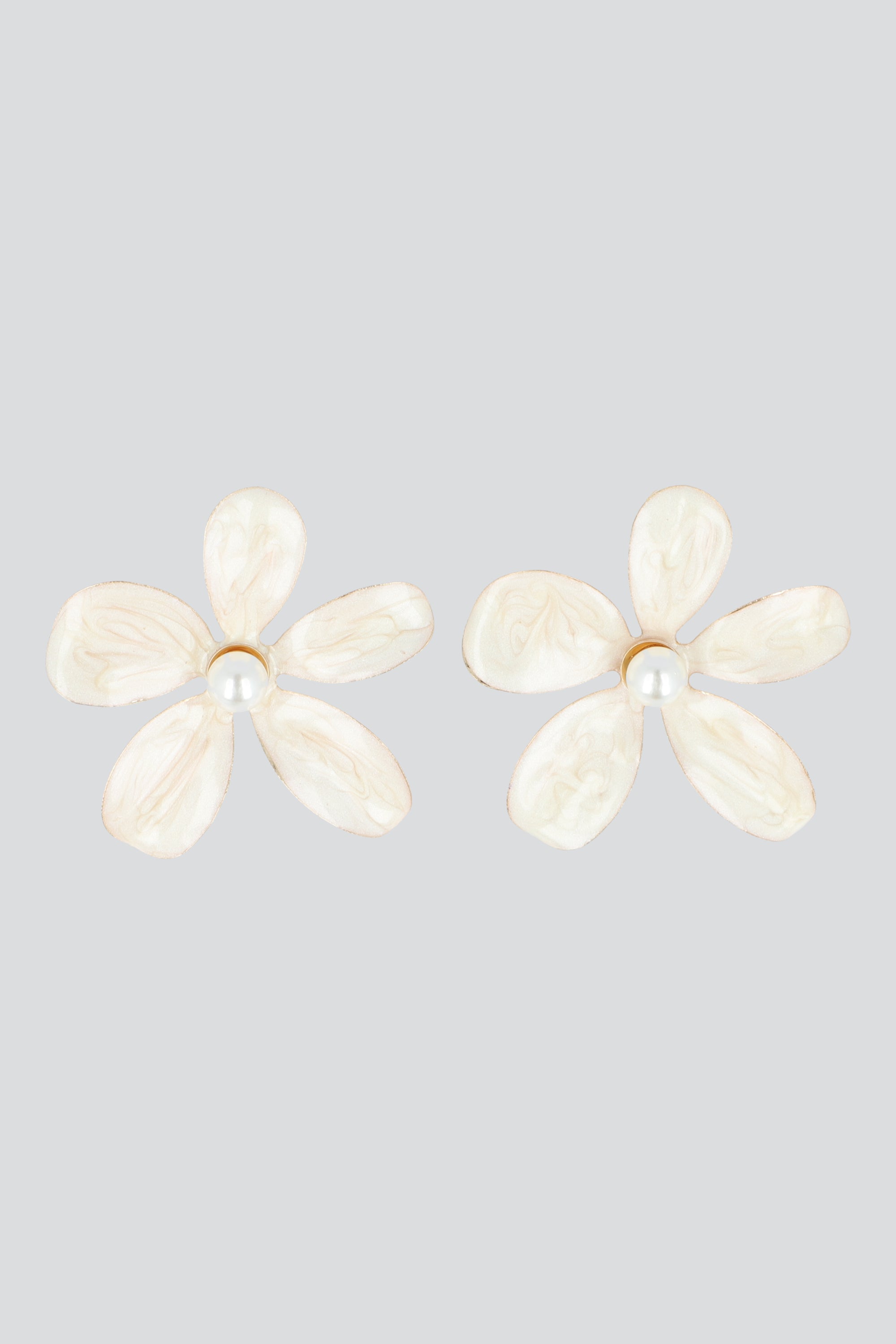 ARETES FLORES METAL ESMALTADO BEIGE