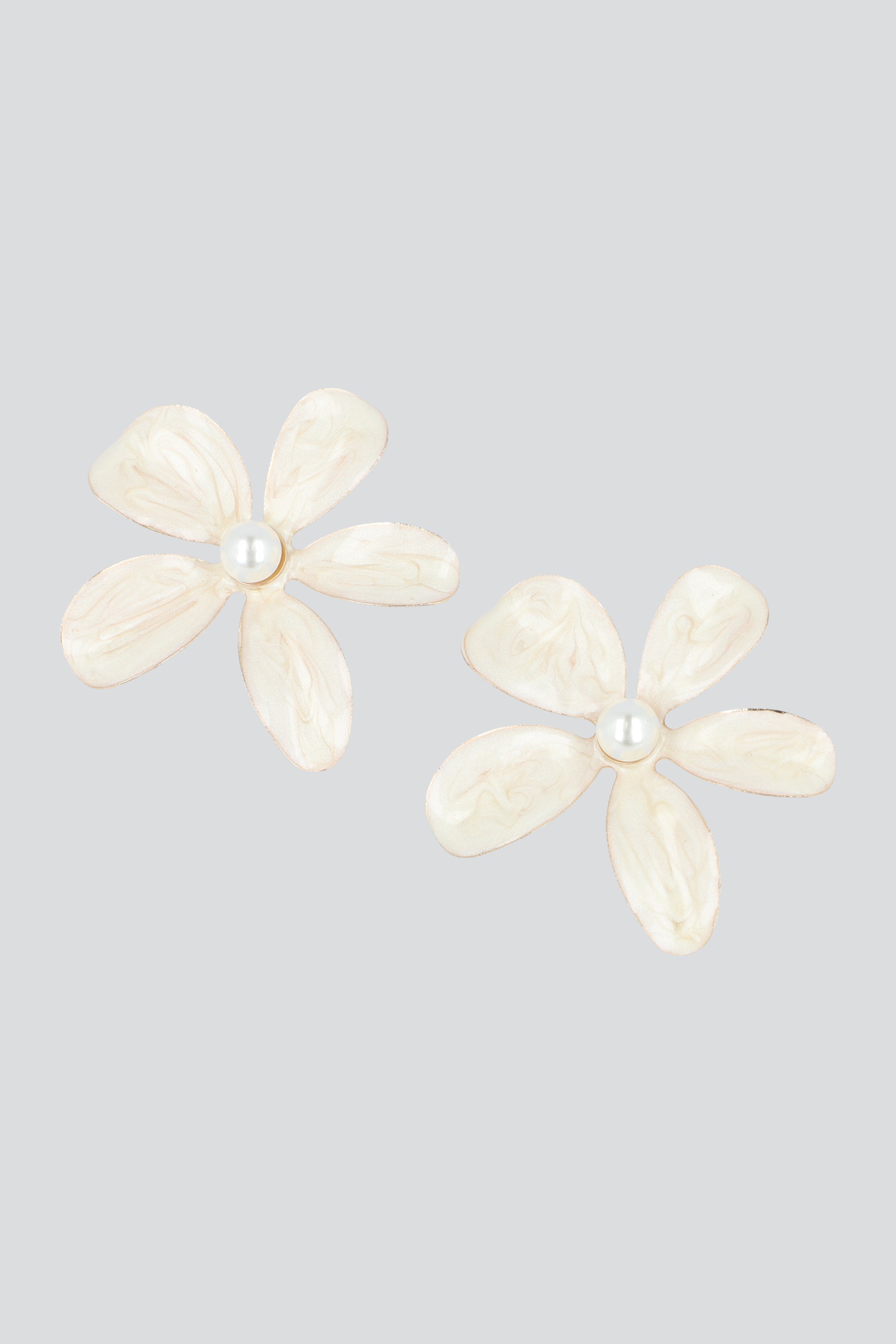 ARETES FLORES METAL ESMALTADO BEIGE