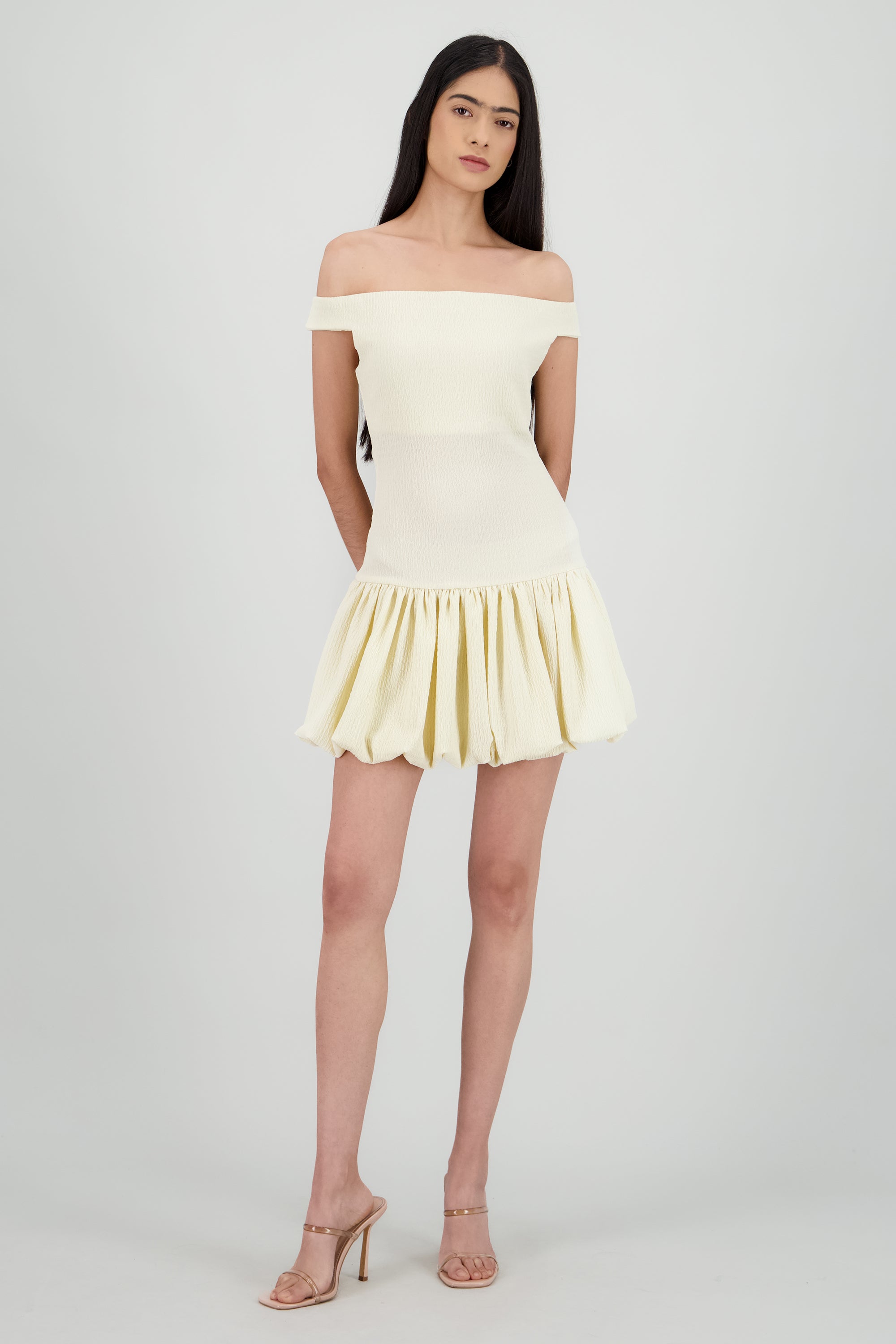 Vestido mini off shoulder con textura CREMA