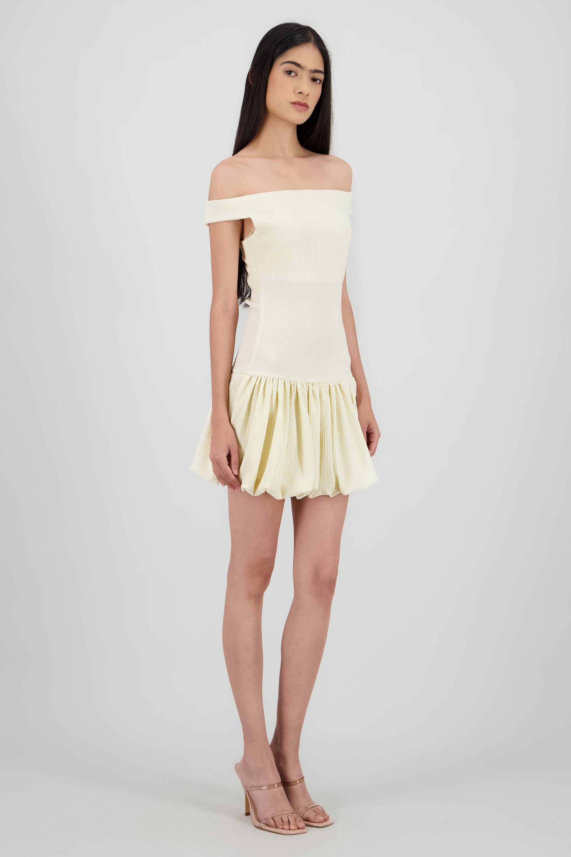 Vestido mini off shoulder con textura CREMA