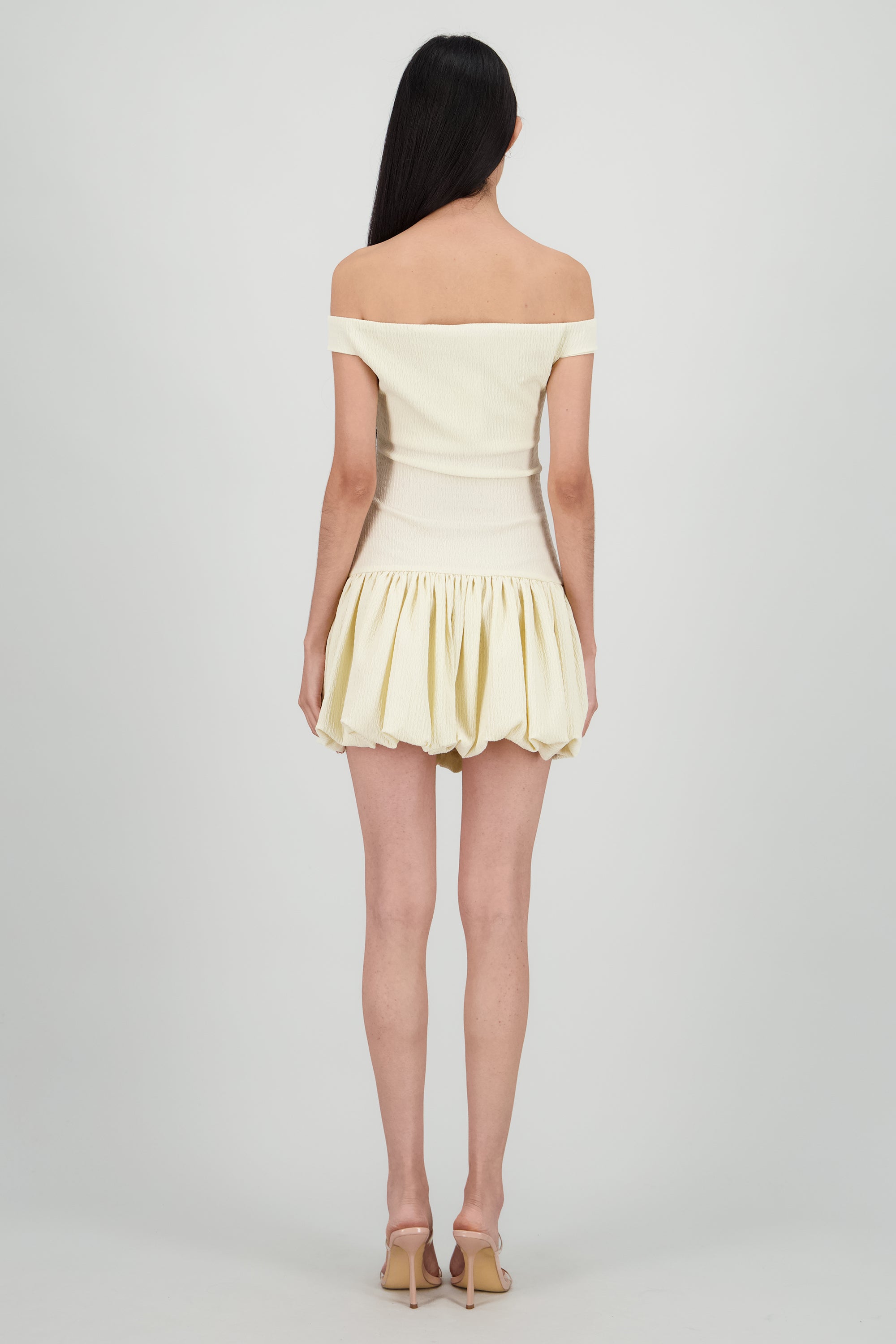 Vestido mini off shoulder con textura CREMA
