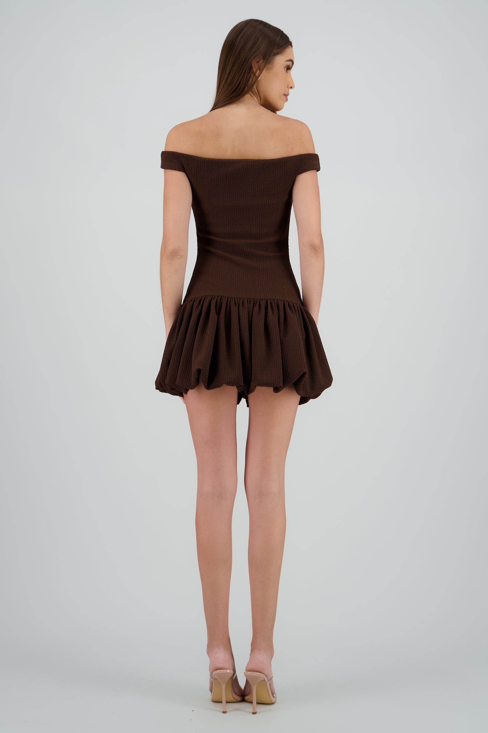 Vestido mini off shoulder con textura CHOCOLATE