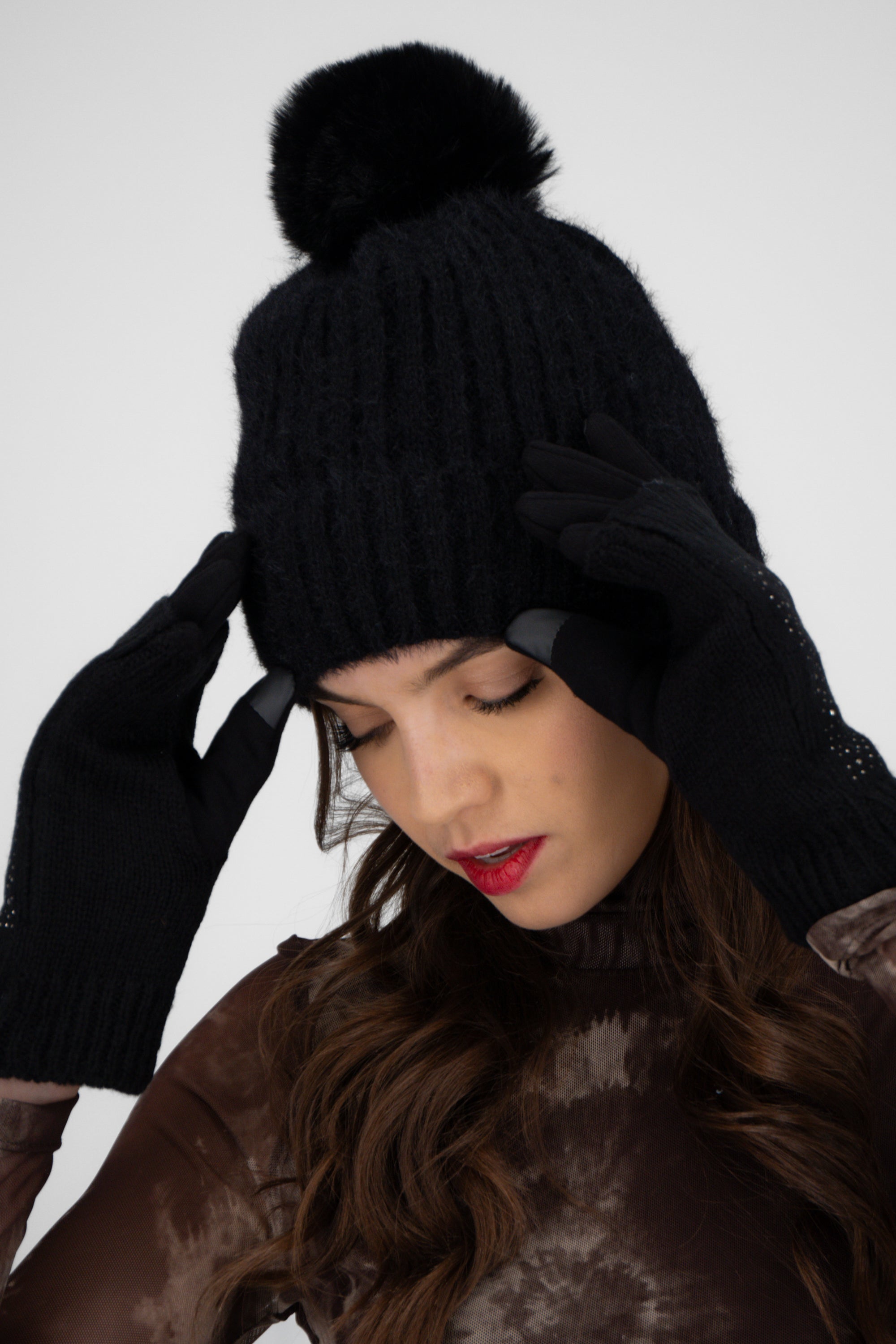 Beanie tejido fluffy NEGRO