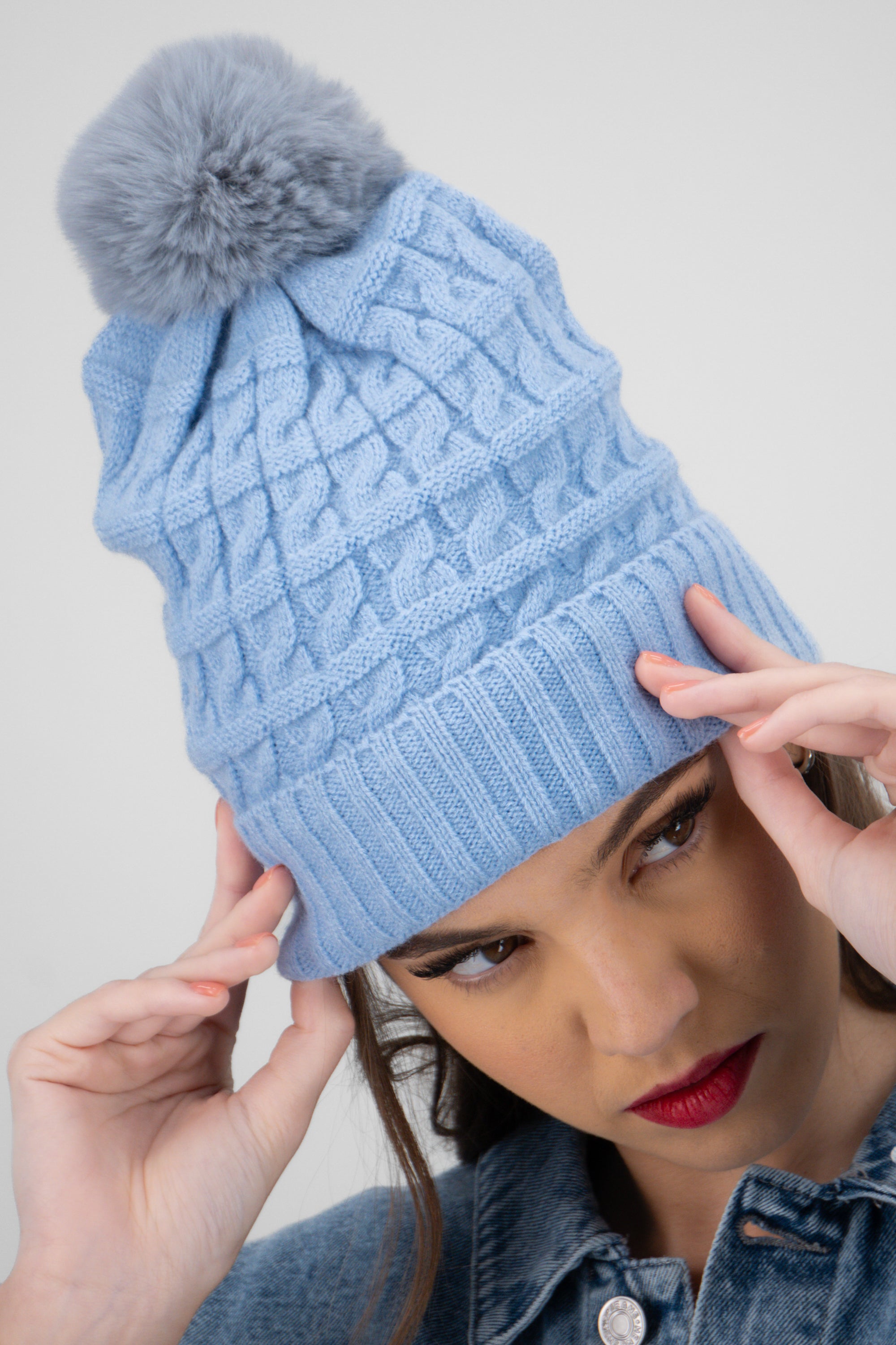 Beanie trenzas fluffy AZUL