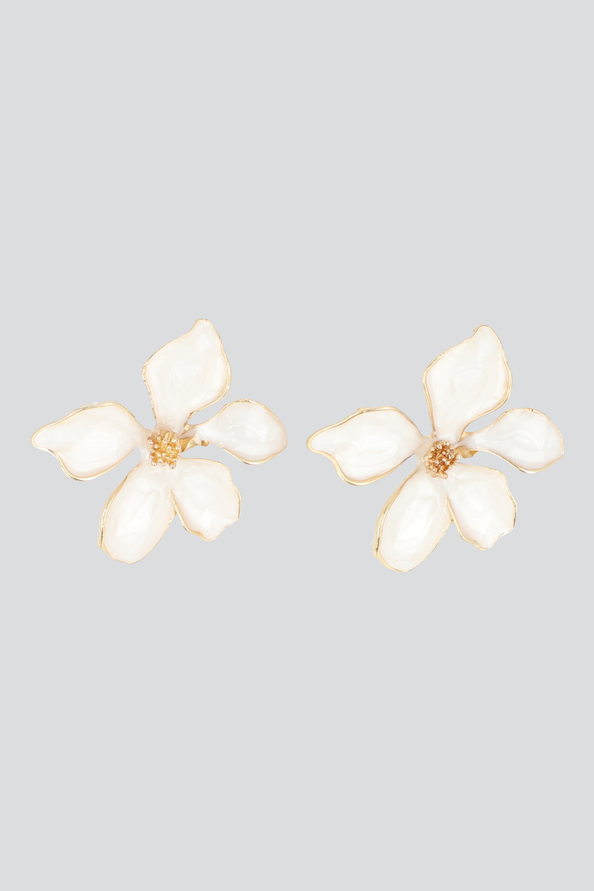 ARETES FLOR ESMALTADA BEIGE