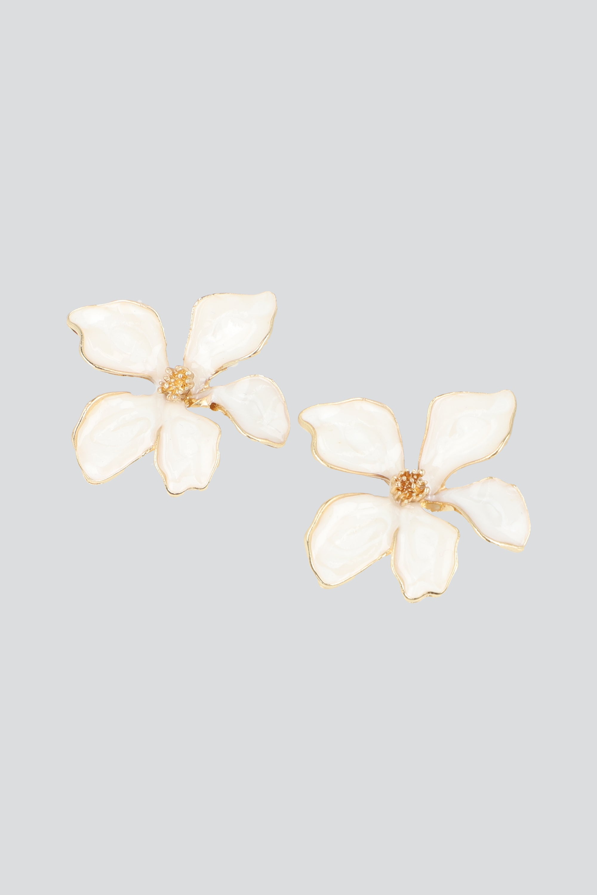 ARETES FLOR ESMALTADA BEIGE