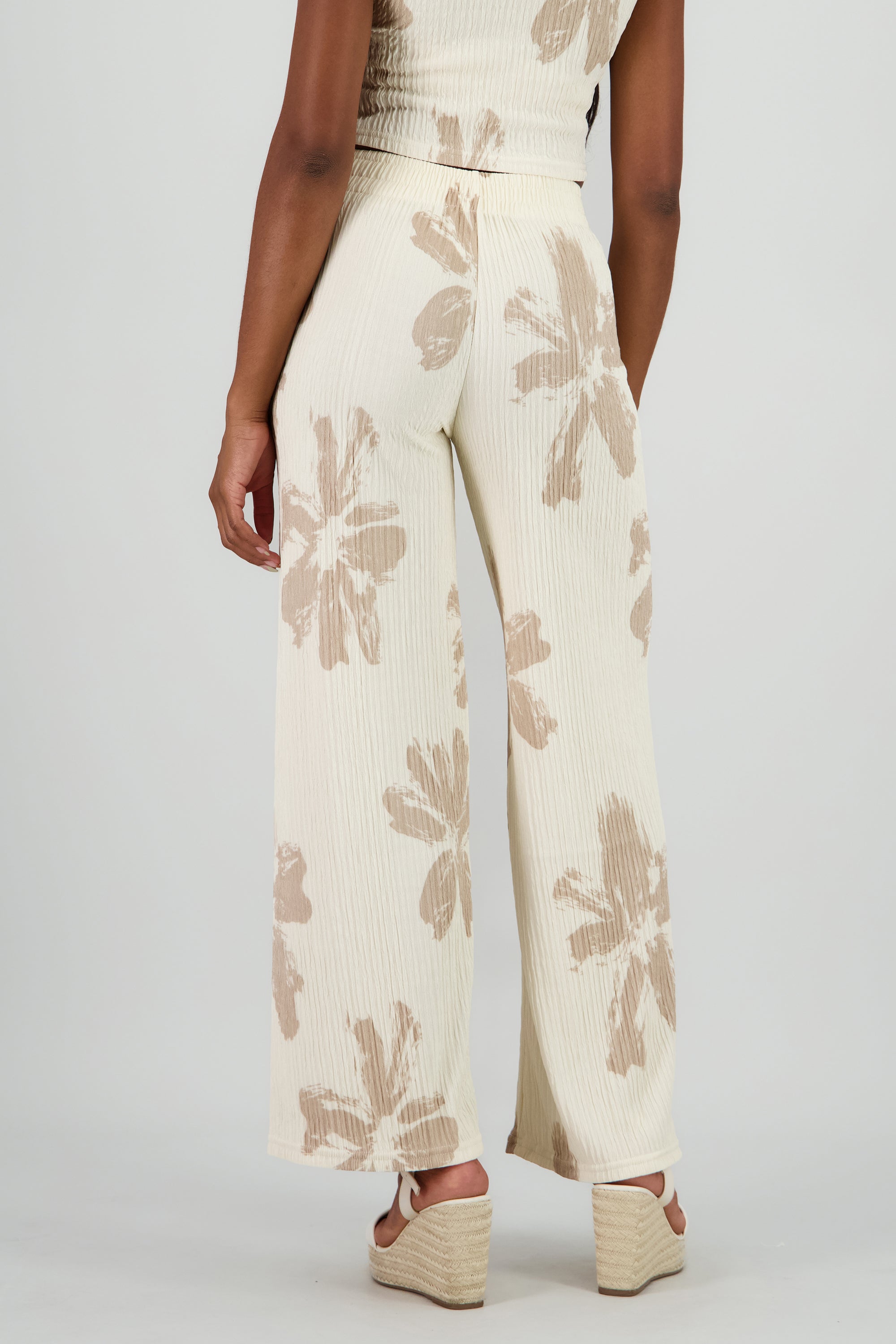 Pantalon amplio textura flores HUESO COMBO