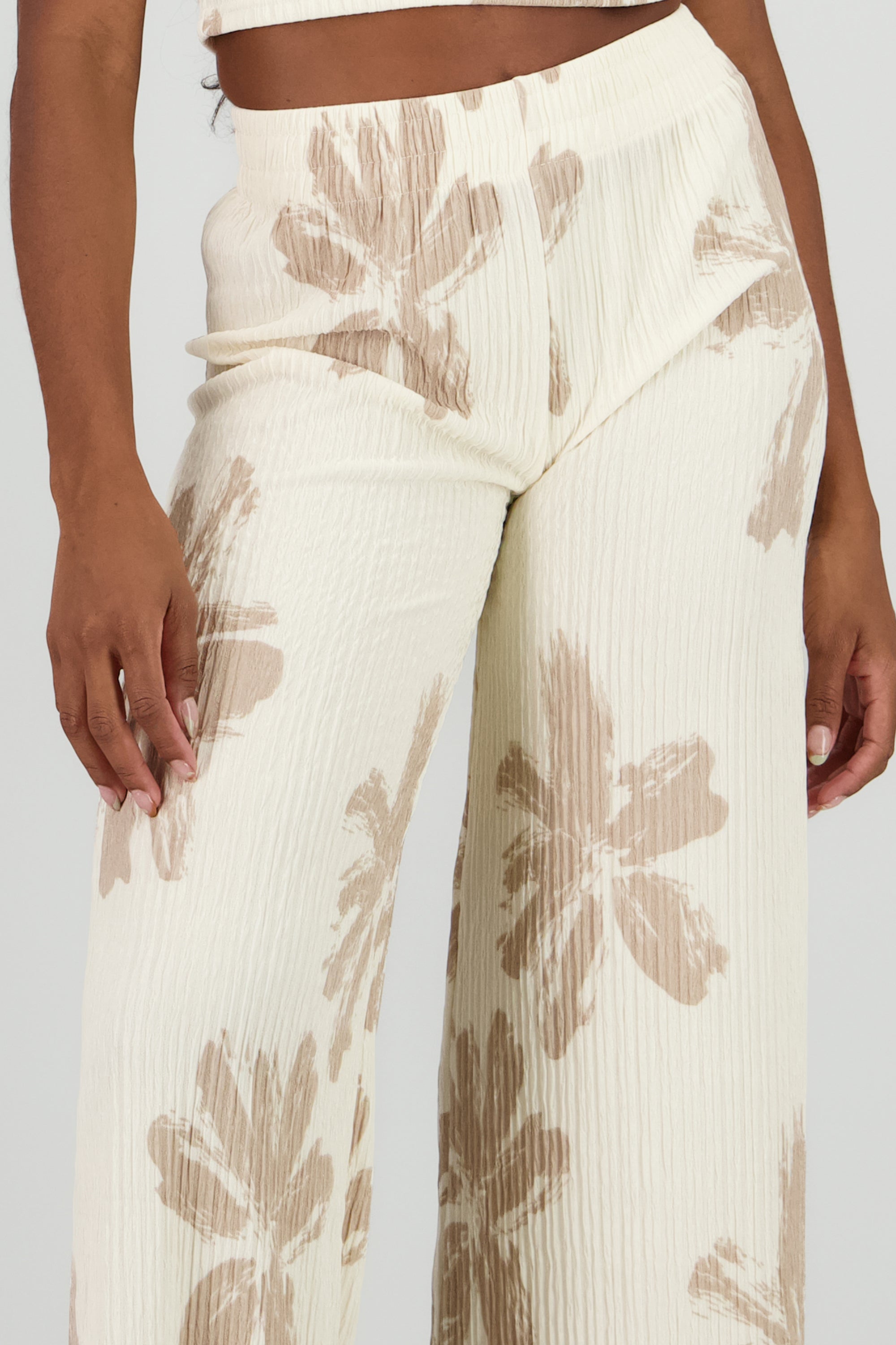 Pantalon amplio textura flores HUESO COMBO