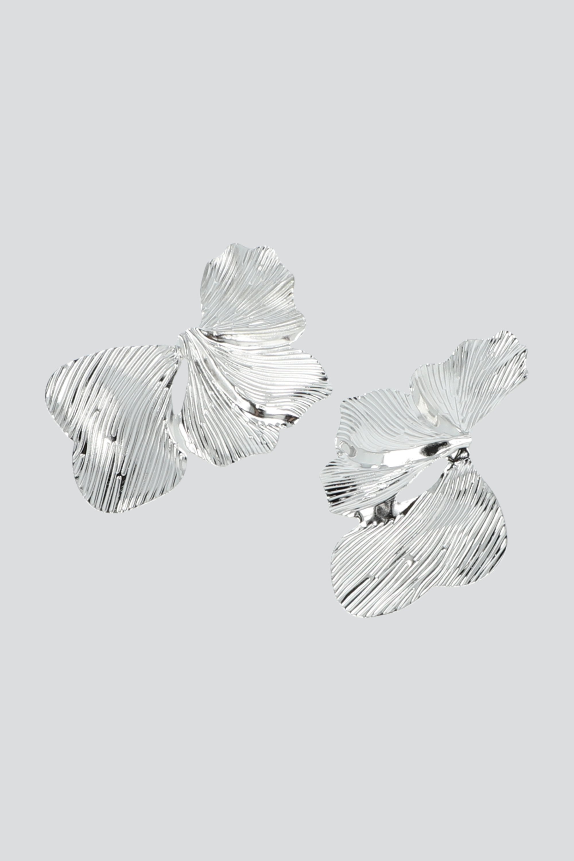 Aretes petalos metal PLATA