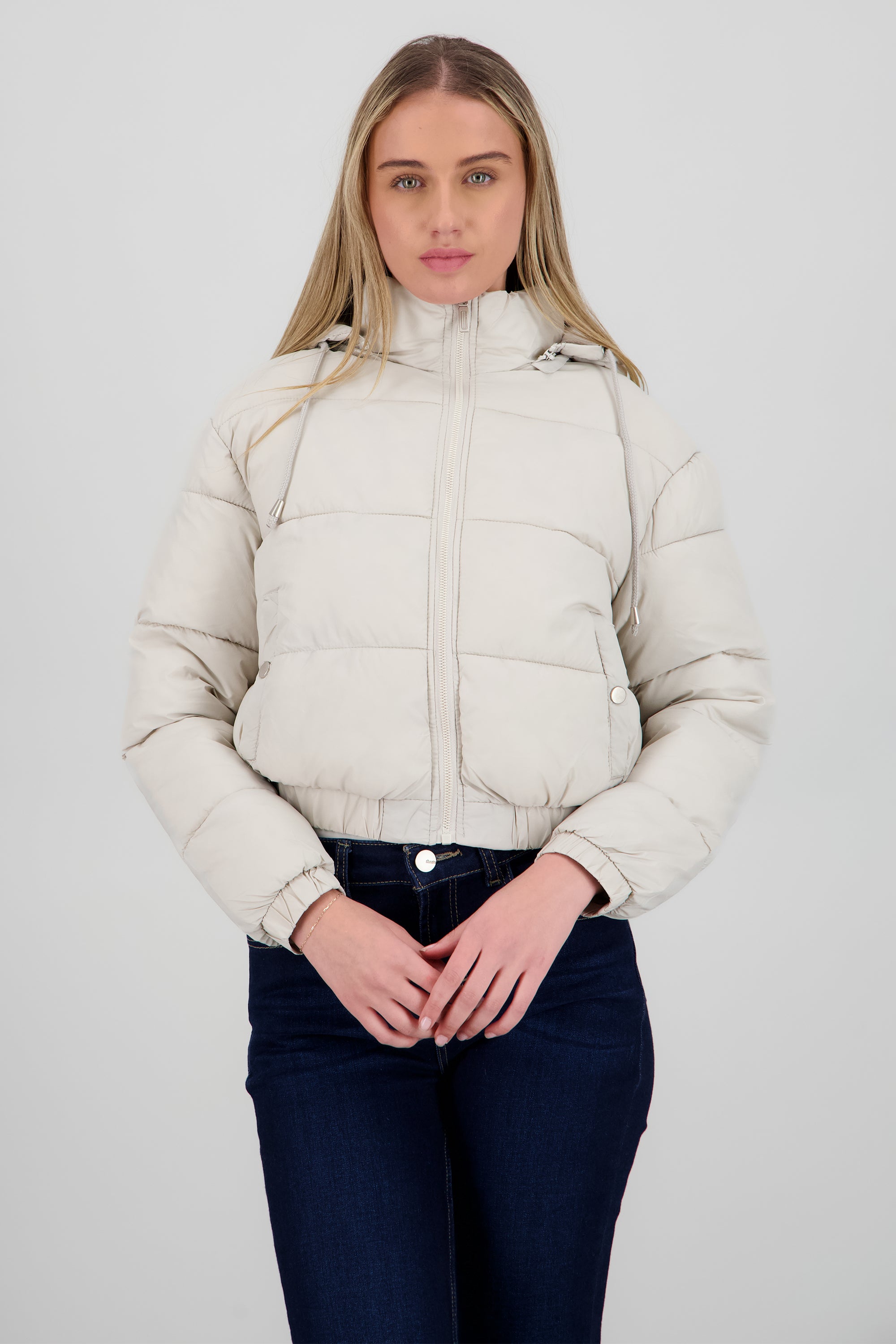 Chamarra puffer con gorro y bolsas HUESO