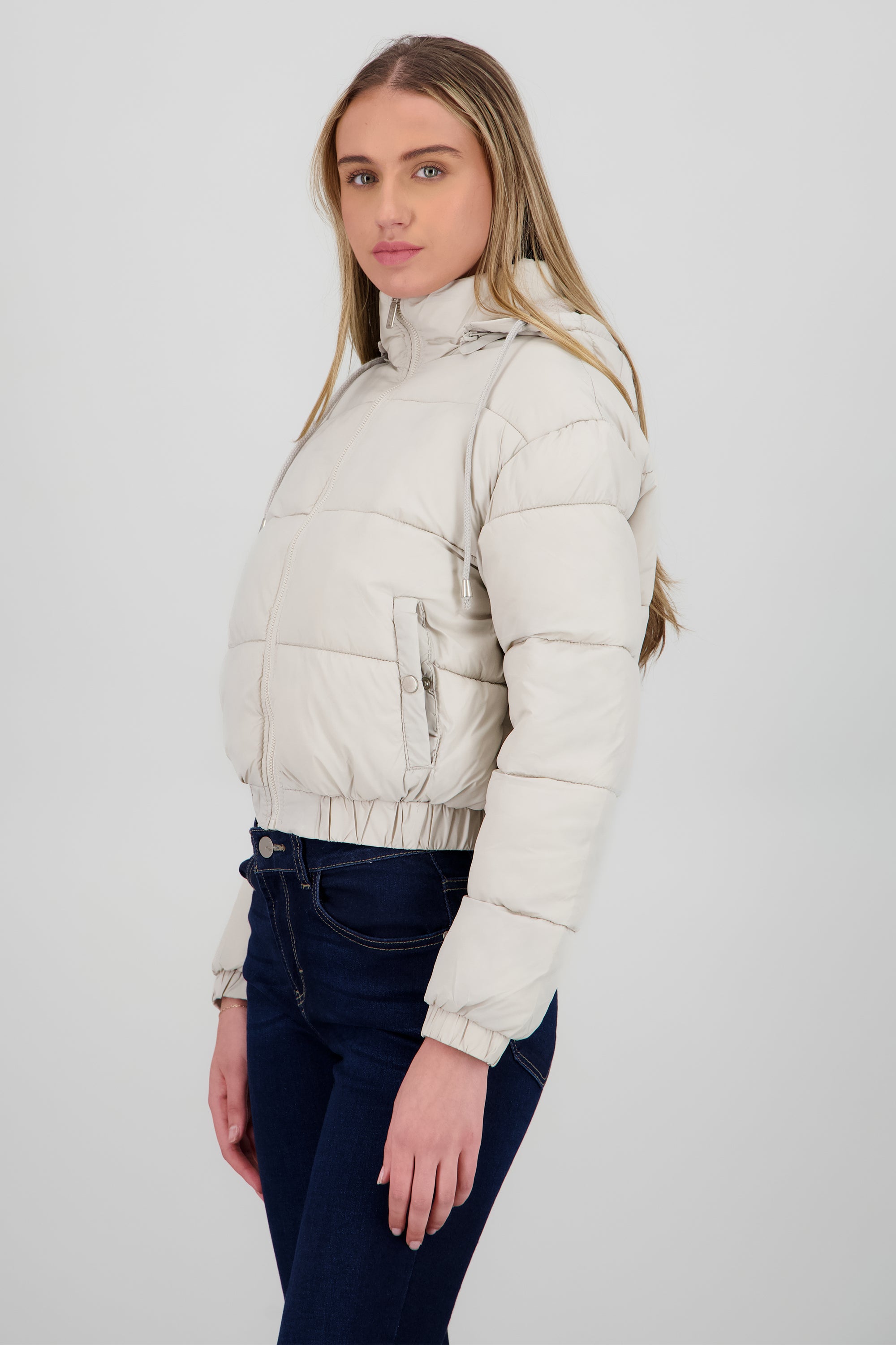 Chamarra puffer con gorro y bolsas HUESO