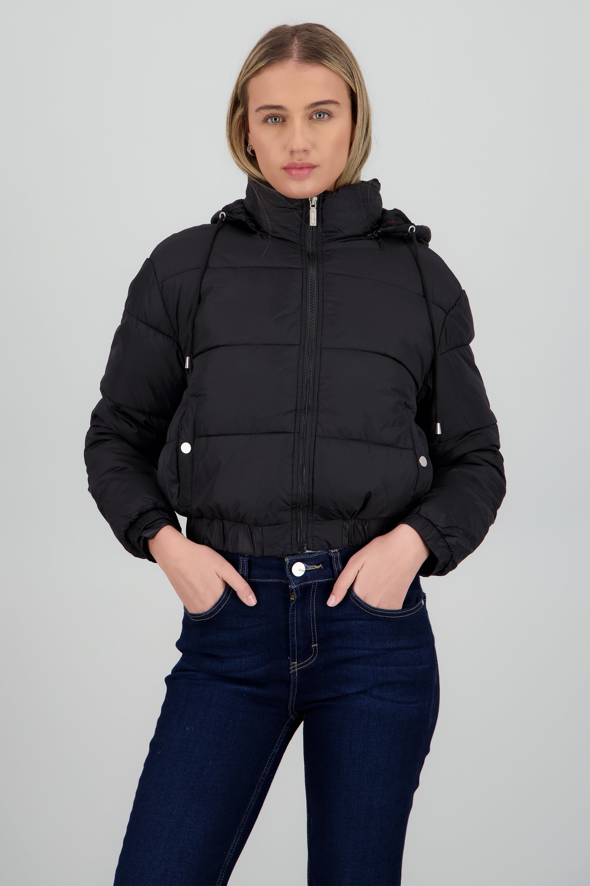 Chamarra puffer con gorro y bolsas NEGRO