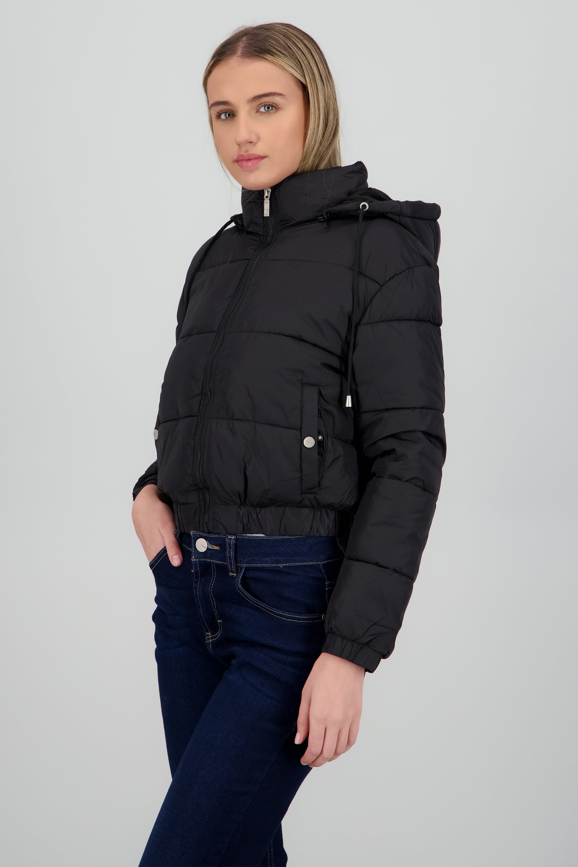 Chamarra puffer con gorro y bolsas NEGRO