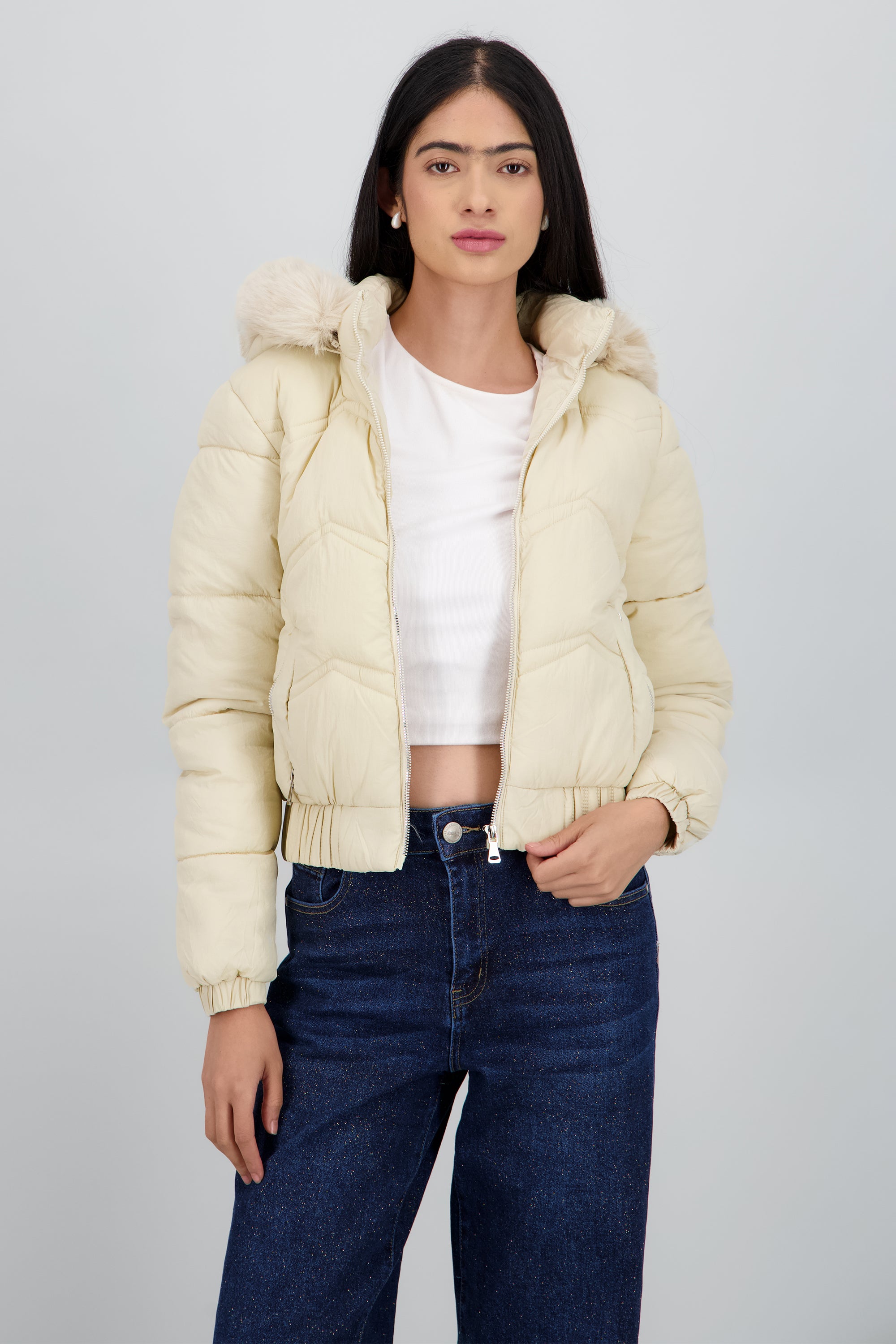 Chamarra puffer con peluche en gorro NUDE