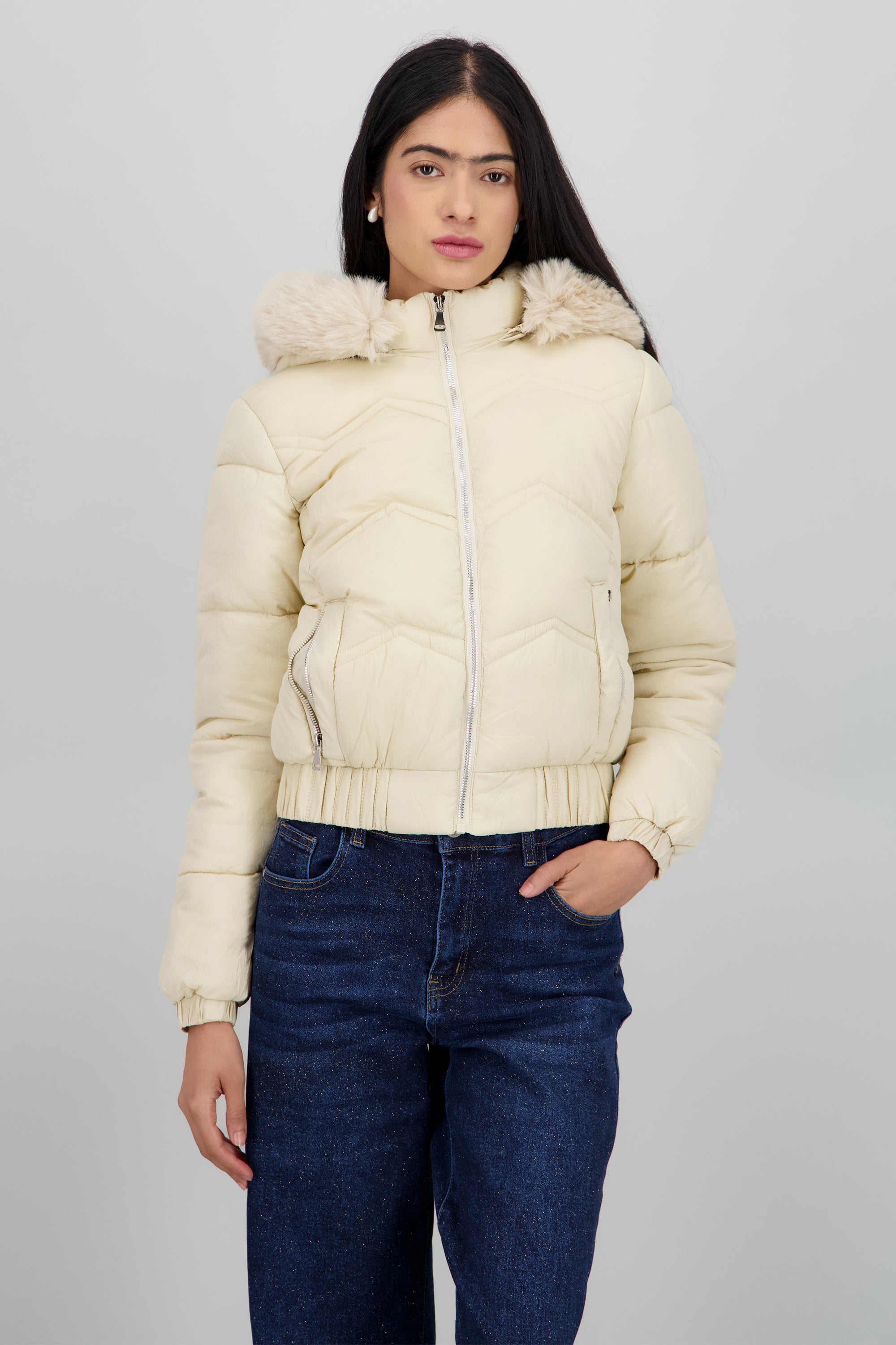 Chamarra puffer con peluche en gorro NUDE