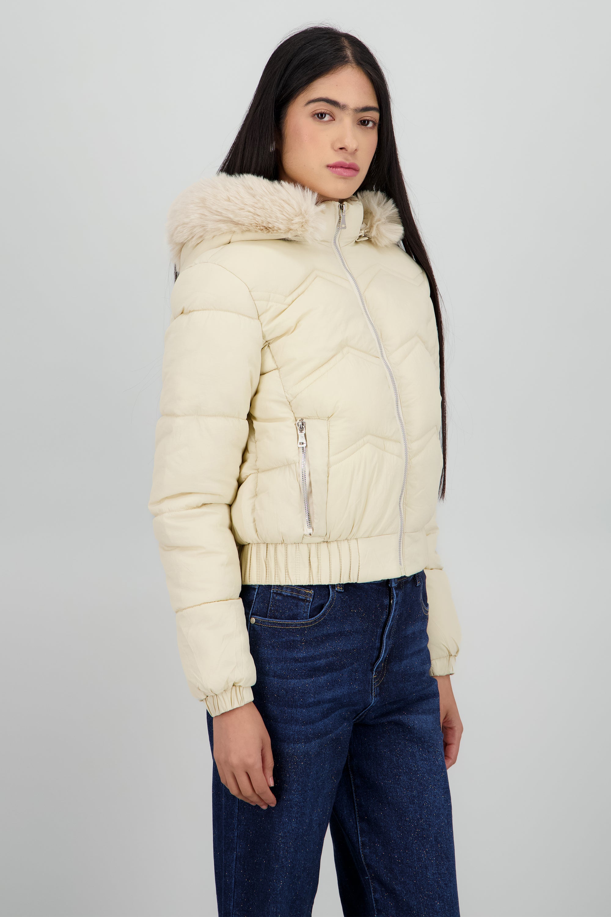 Chamarra puffer con peluche en gorro NUDE