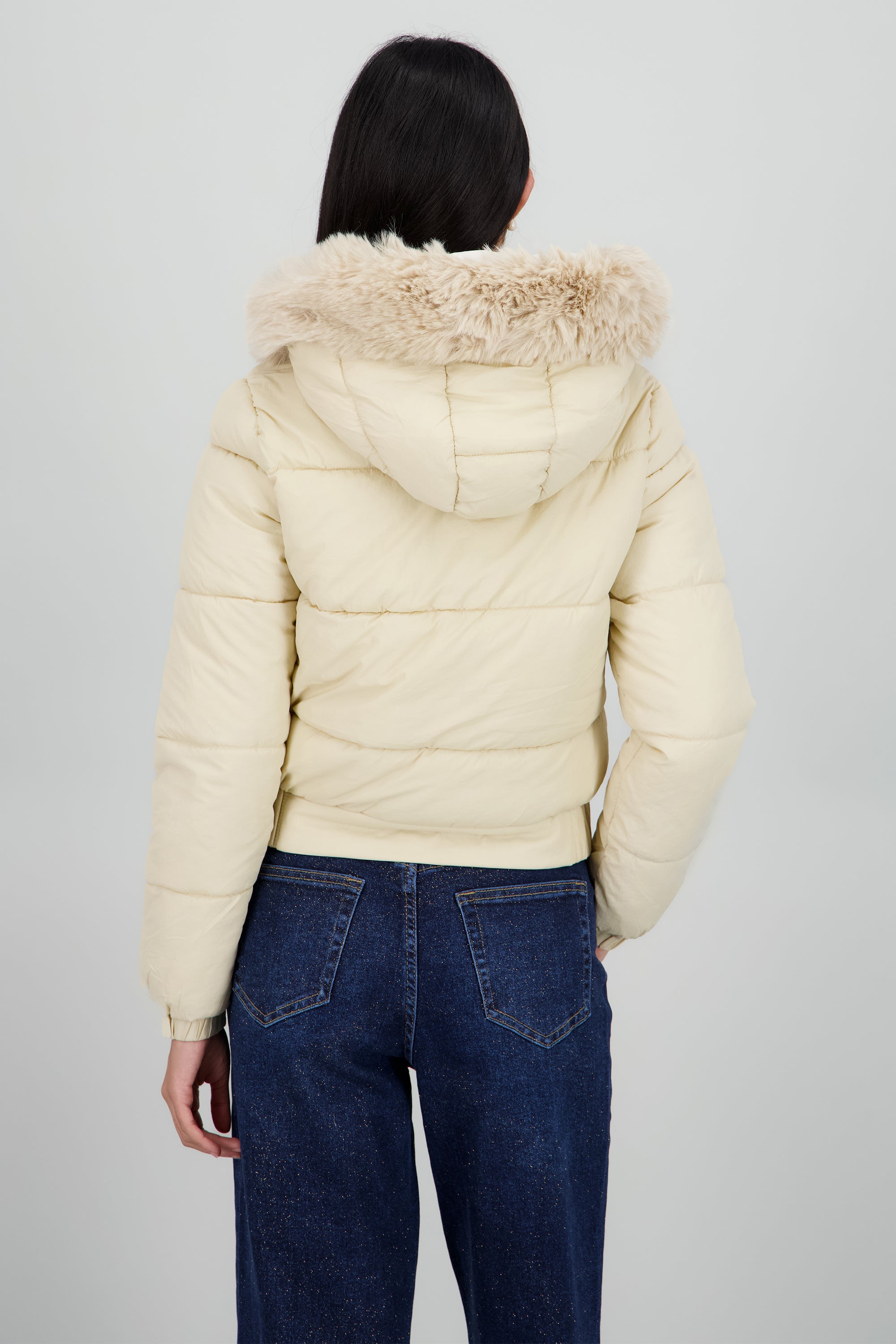 Chamarra puffer con peluche en gorro NUDE