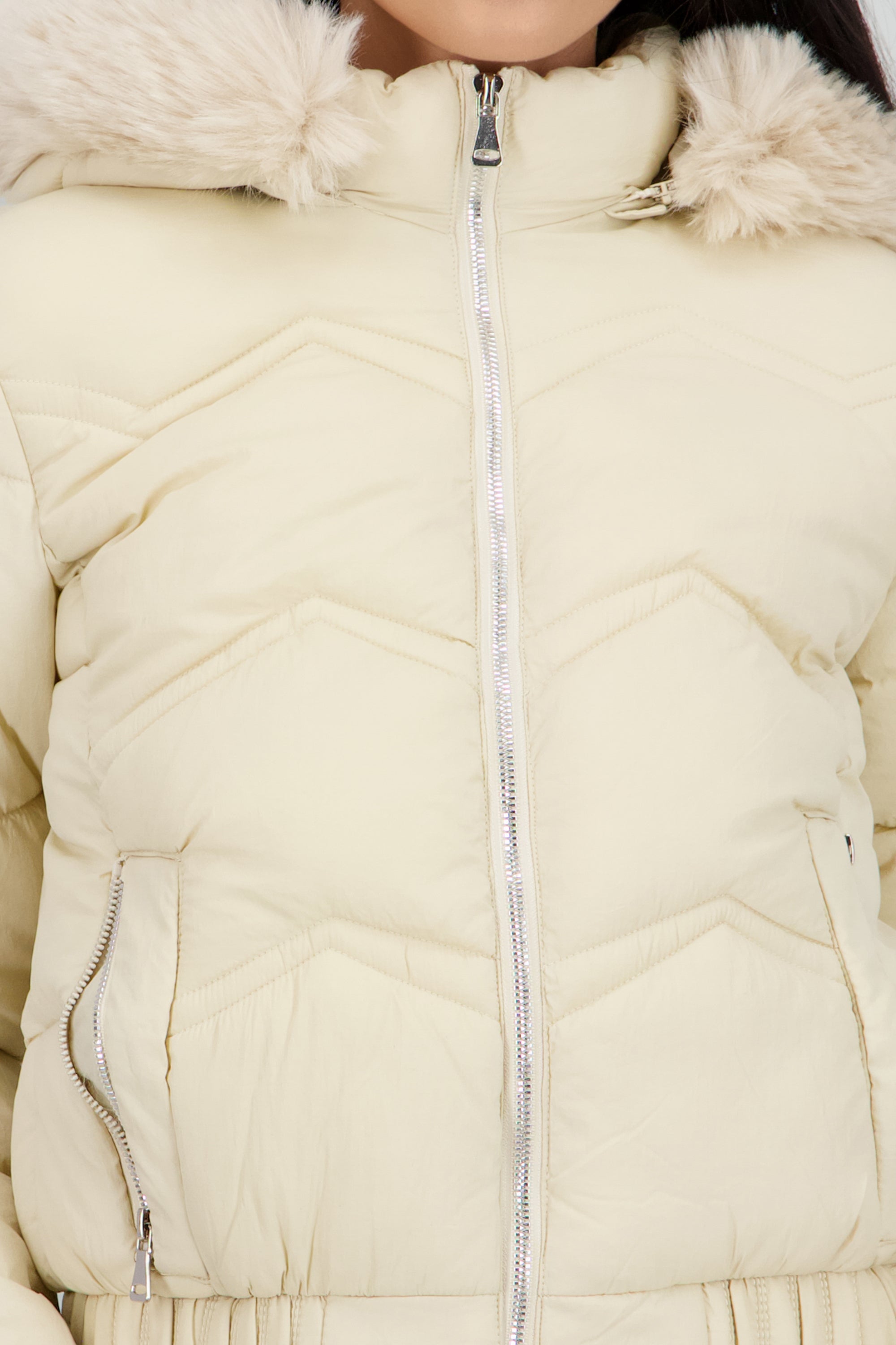 Chamarra puffer con peluche en gorro NUDE