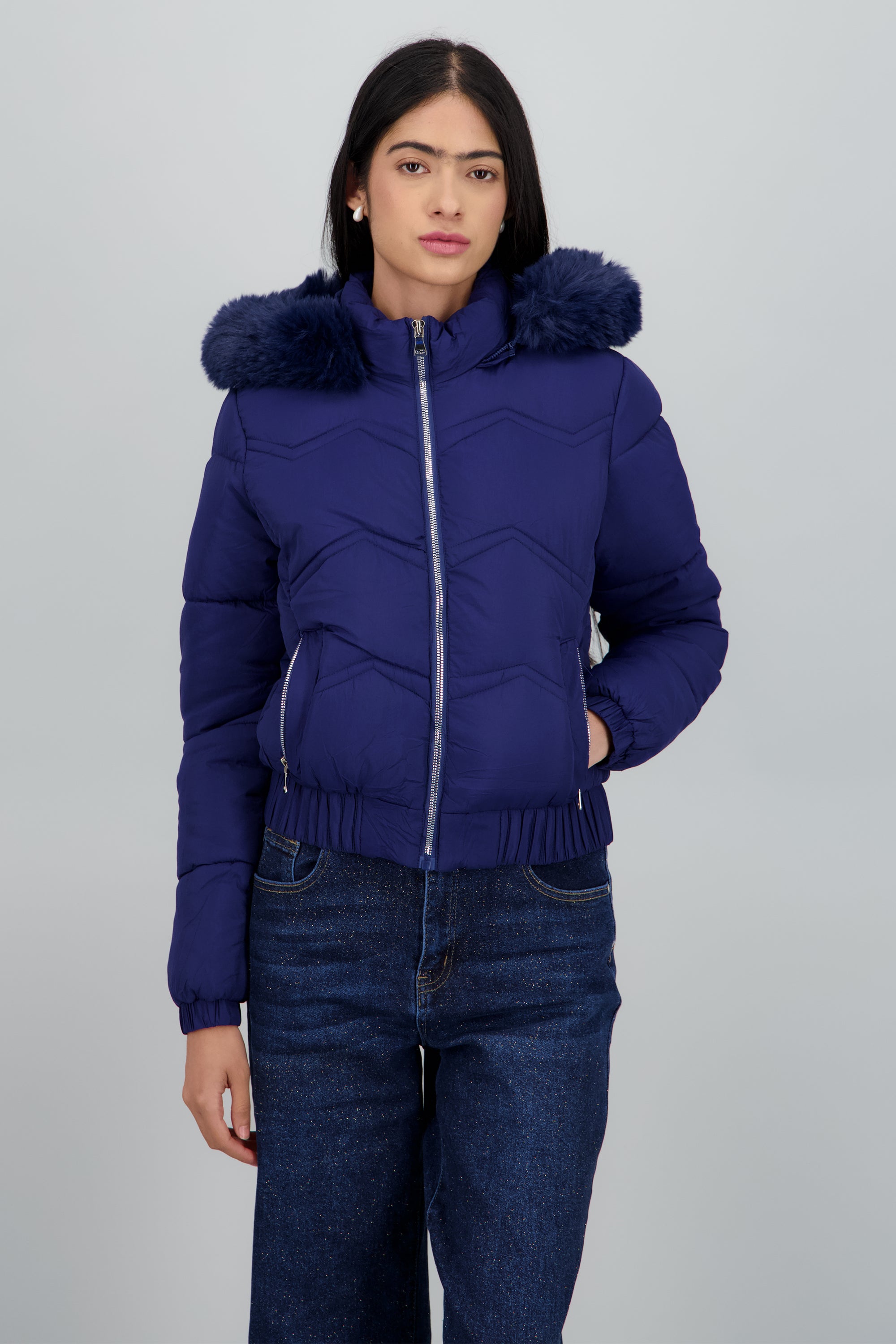 Chamarra puffer con peluche en gorro MARINO