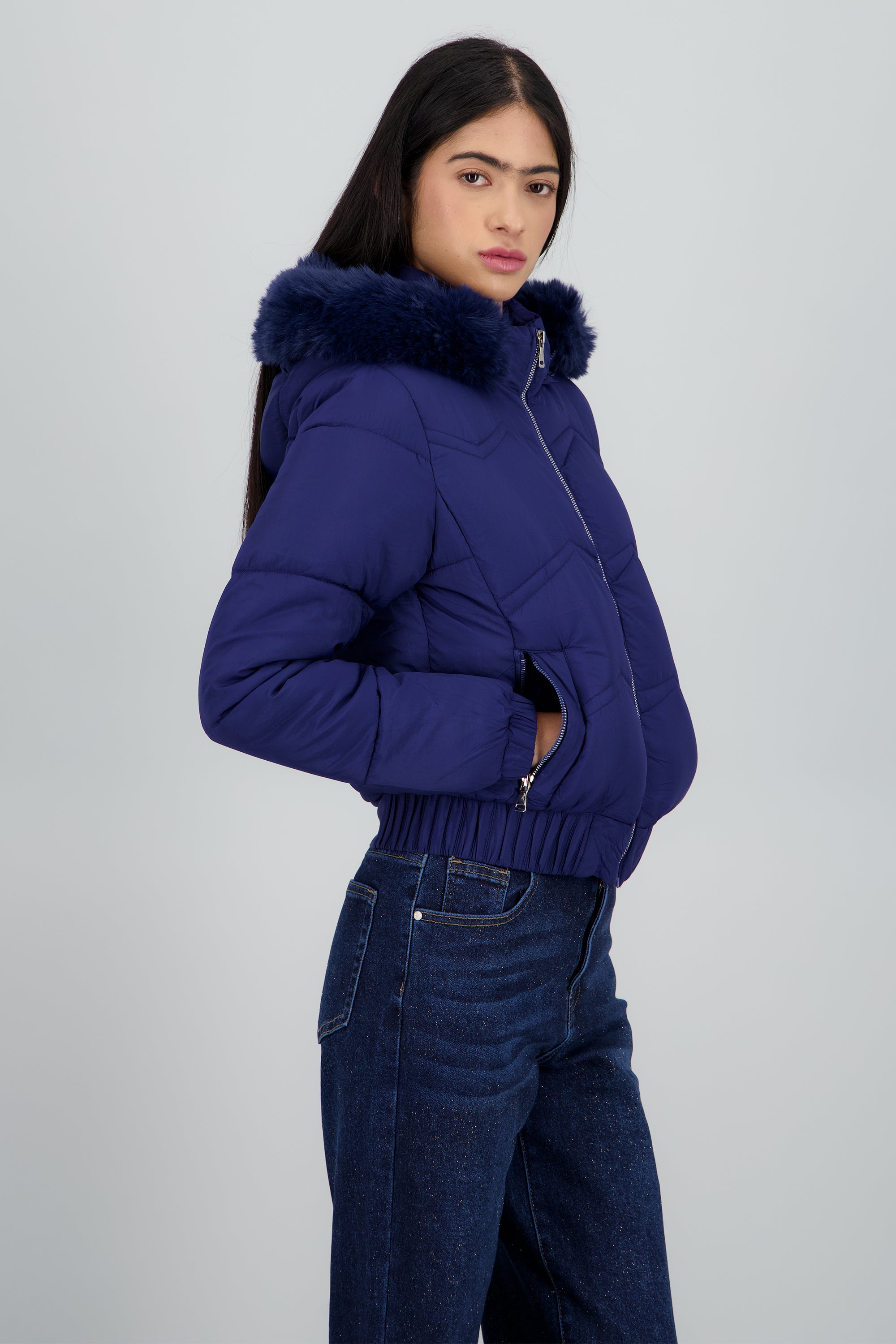 Chamarra puffer con peluche en gorro MARINO