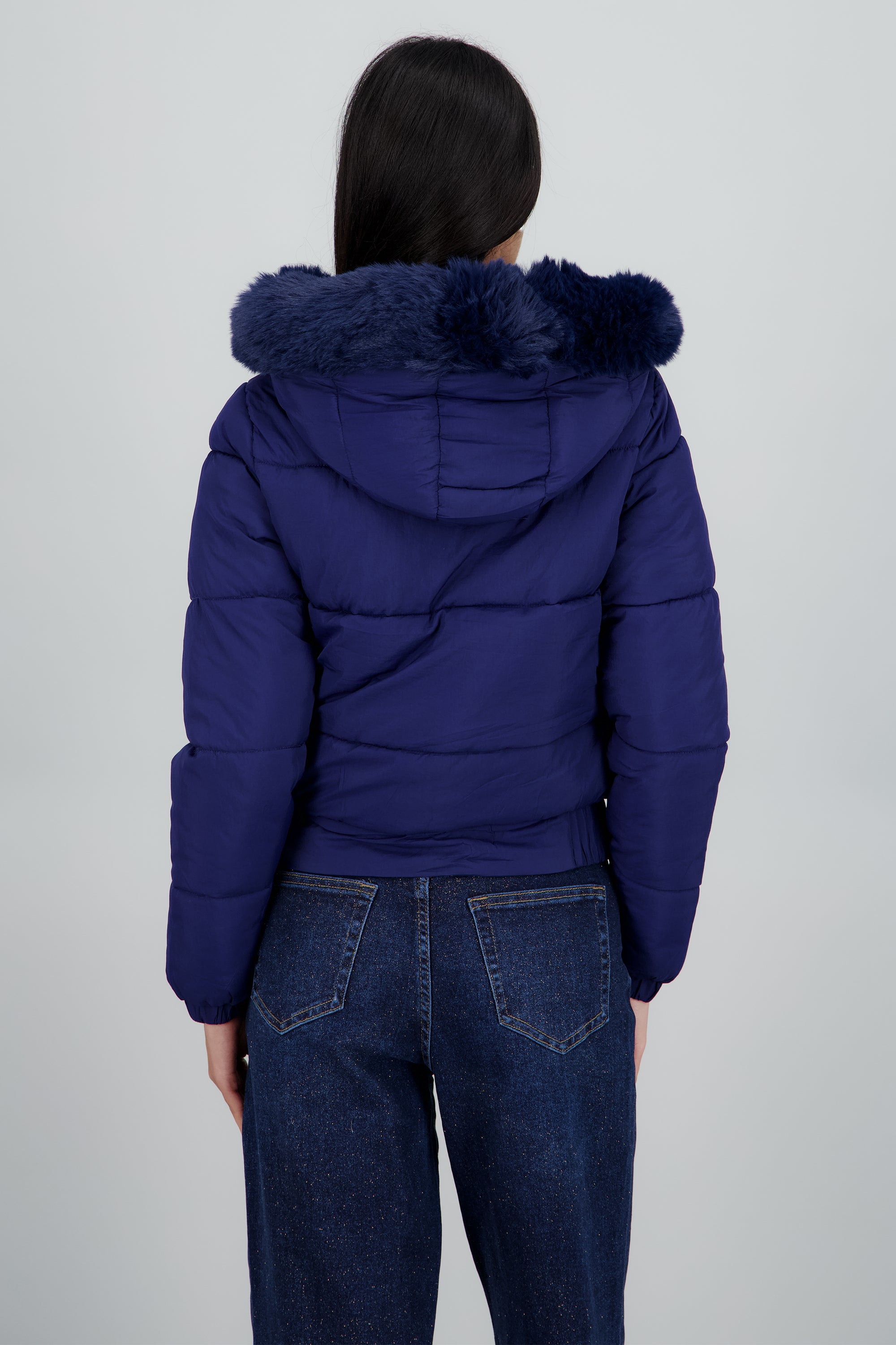 Chamarra puffer con peluche en gorro MARINO