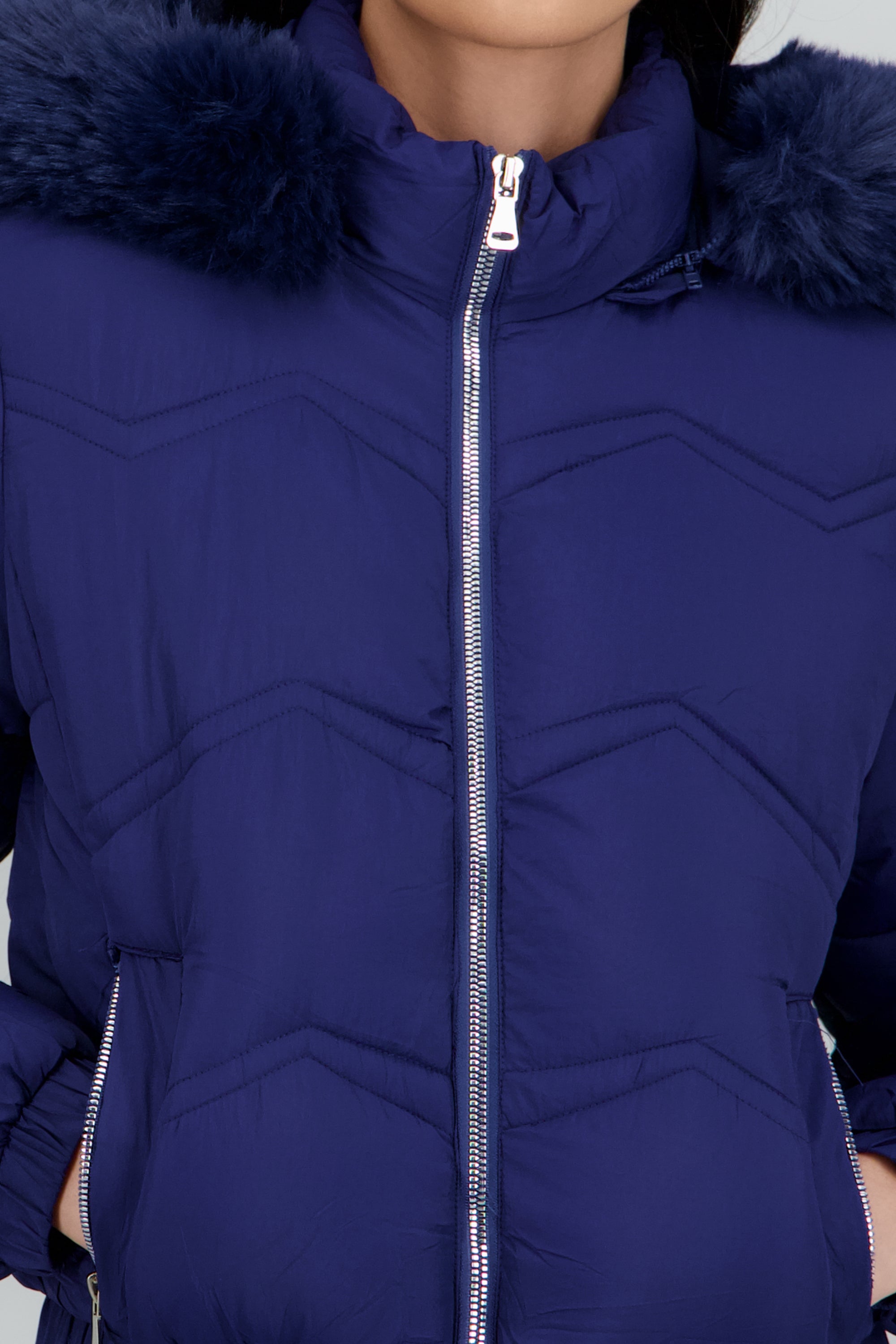 Chamarra puffer con peluche en gorro MARINO