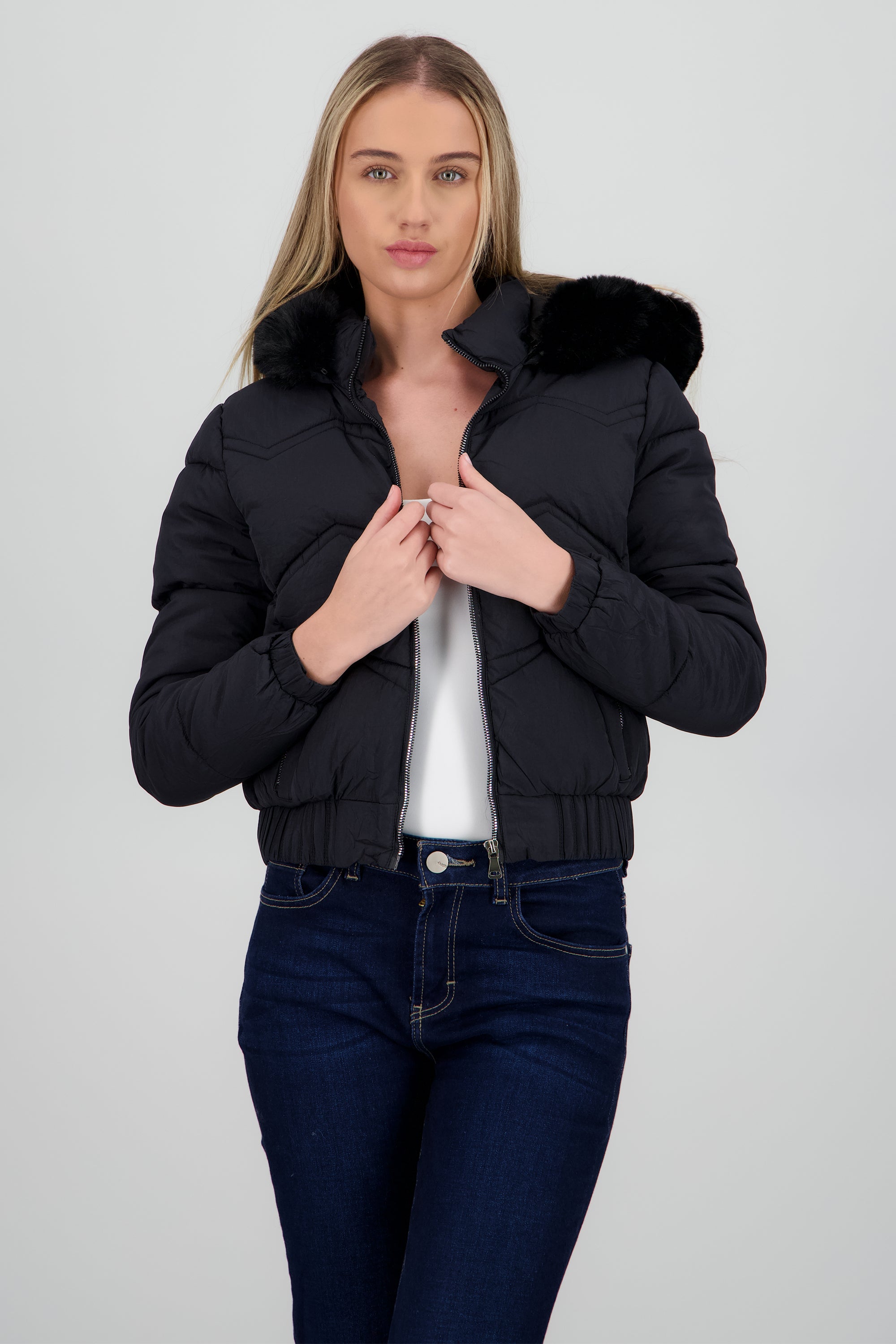 Chamarra puffer con peluche en gorro NEGRO