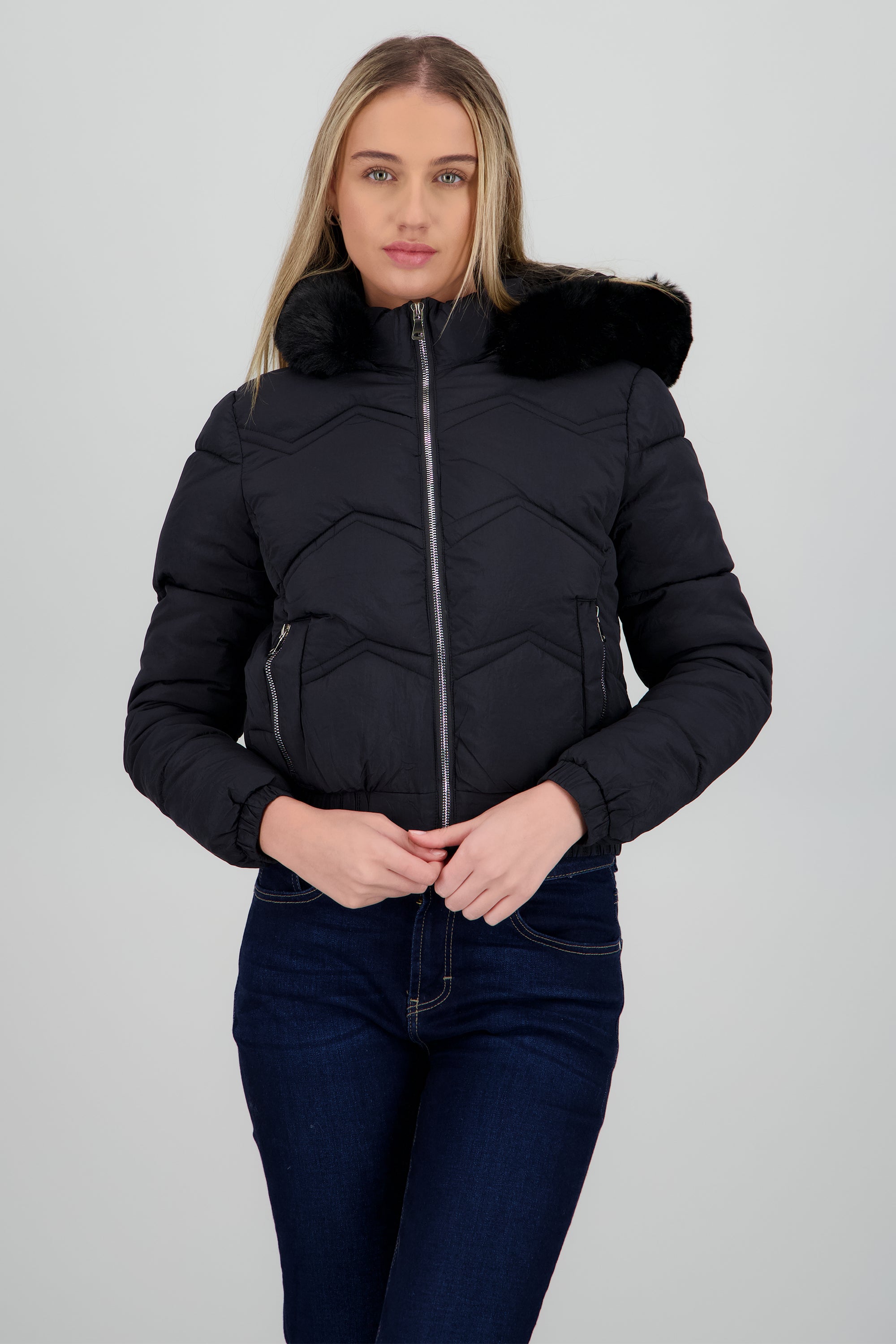 Chamarra puffer con peluche en gorro NEGRO