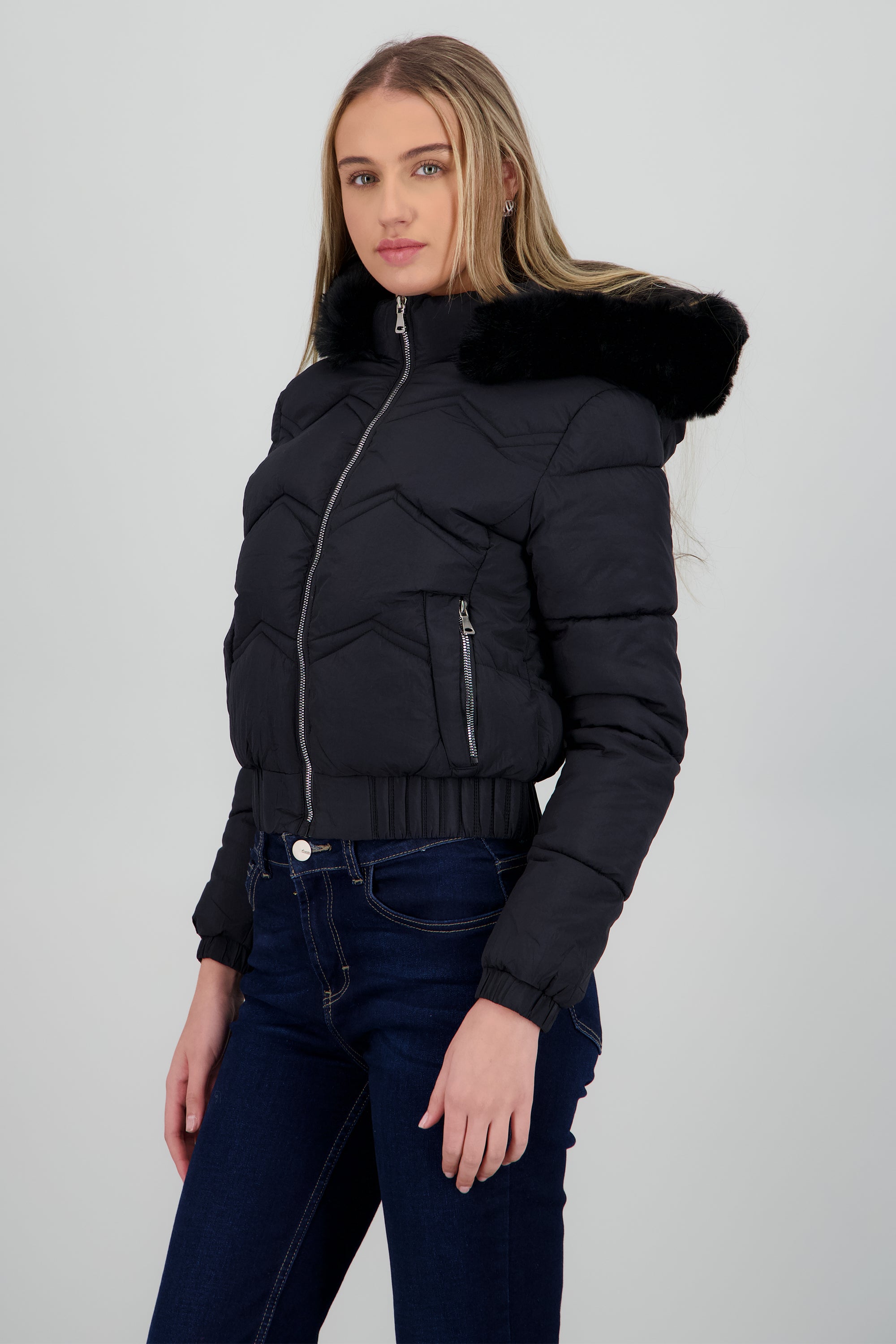 Chamarra puffer con peluche en gorro NEGRO