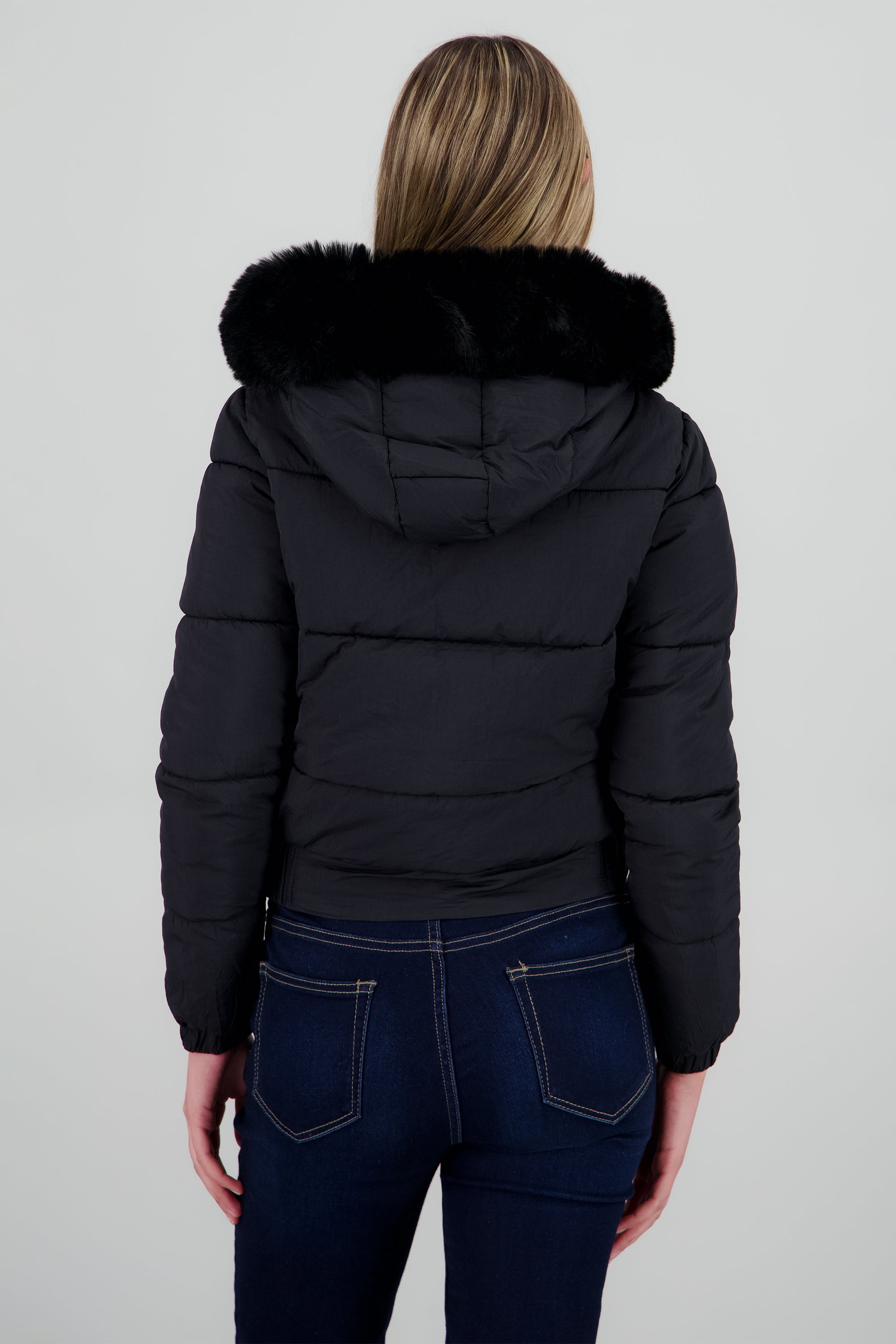 Chamarra puffer con peluche en gorro NEGRO