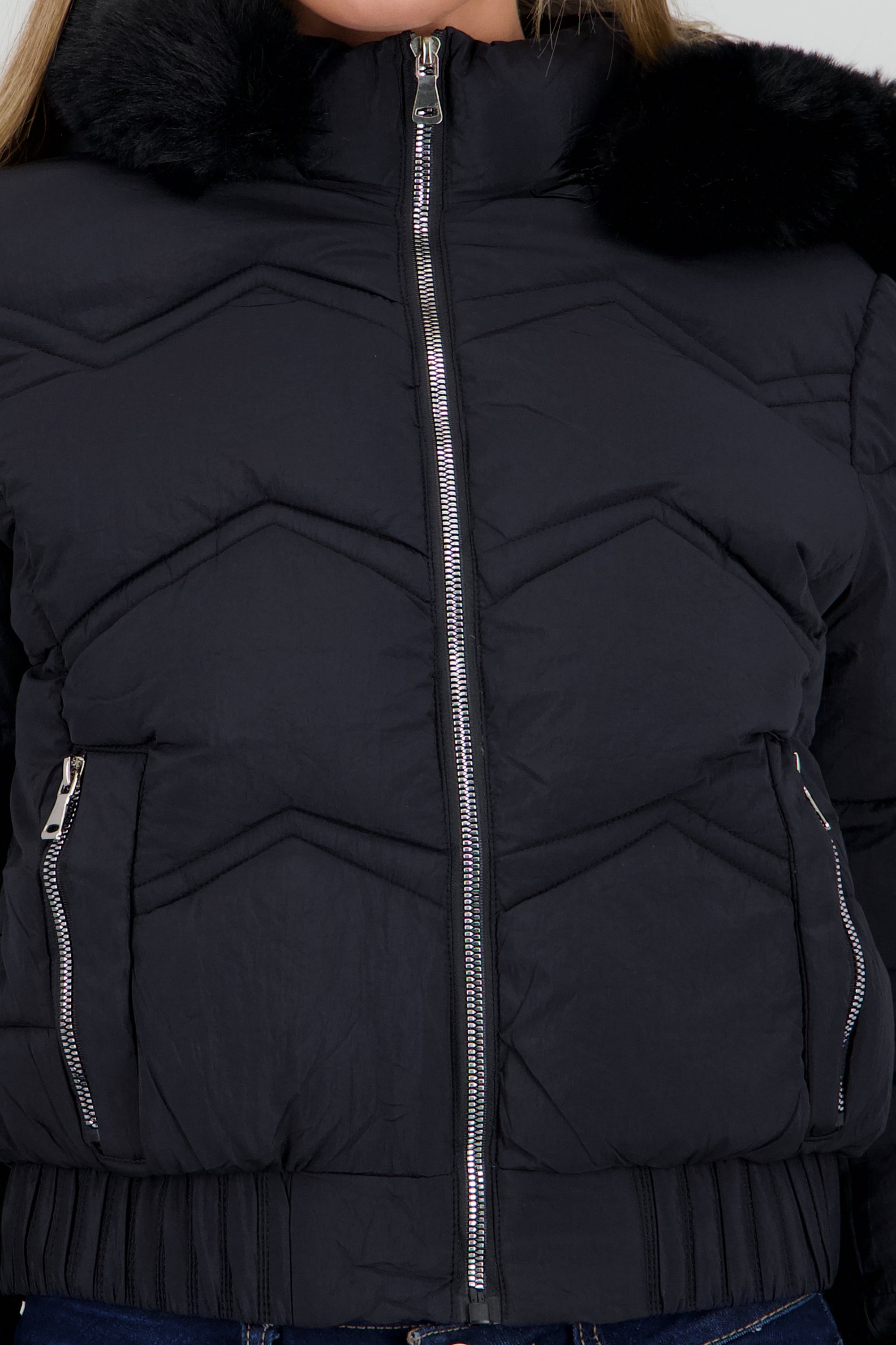 Chamarra puffer con peluche en gorro NEGRO