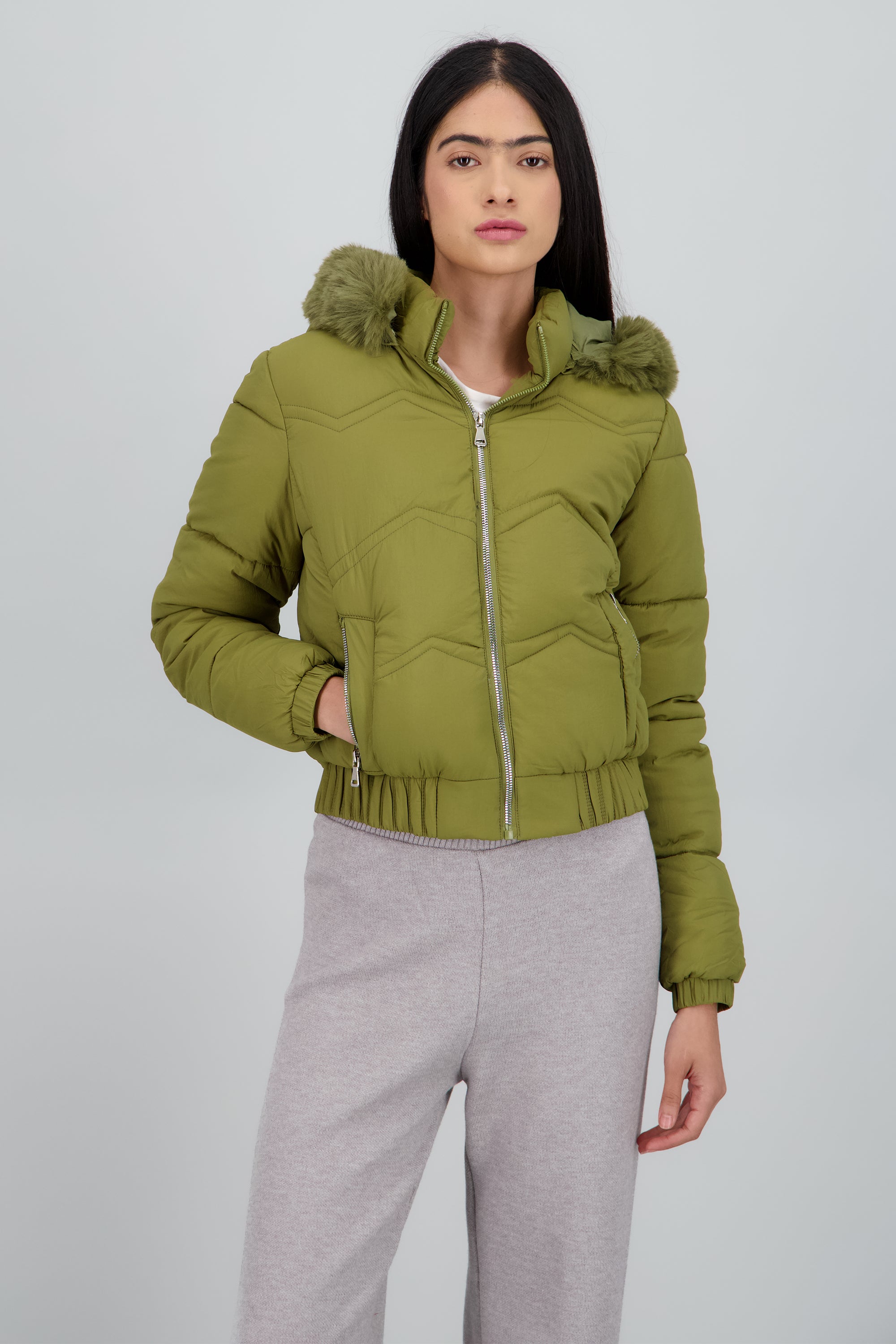 Chamarra puffer con peluche en gorro OLIVO