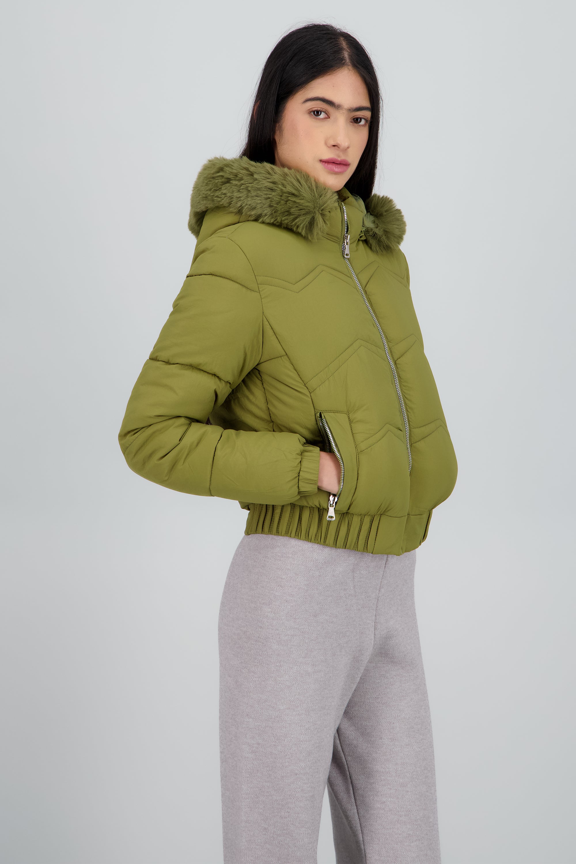 Chamarra puffer con peluche en gorro OLIVO