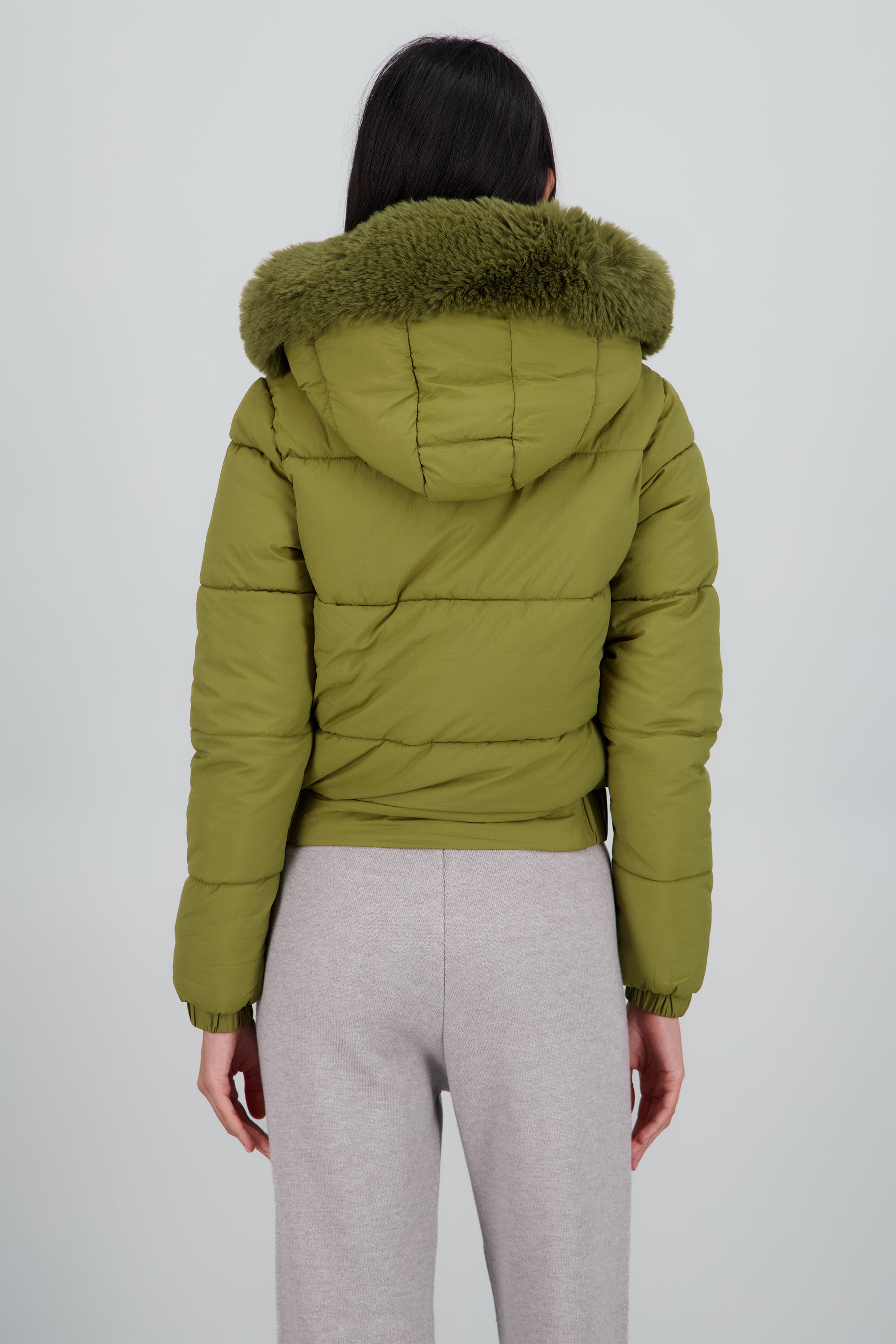 Chamarra puffer con peluche en gorro OLIVO