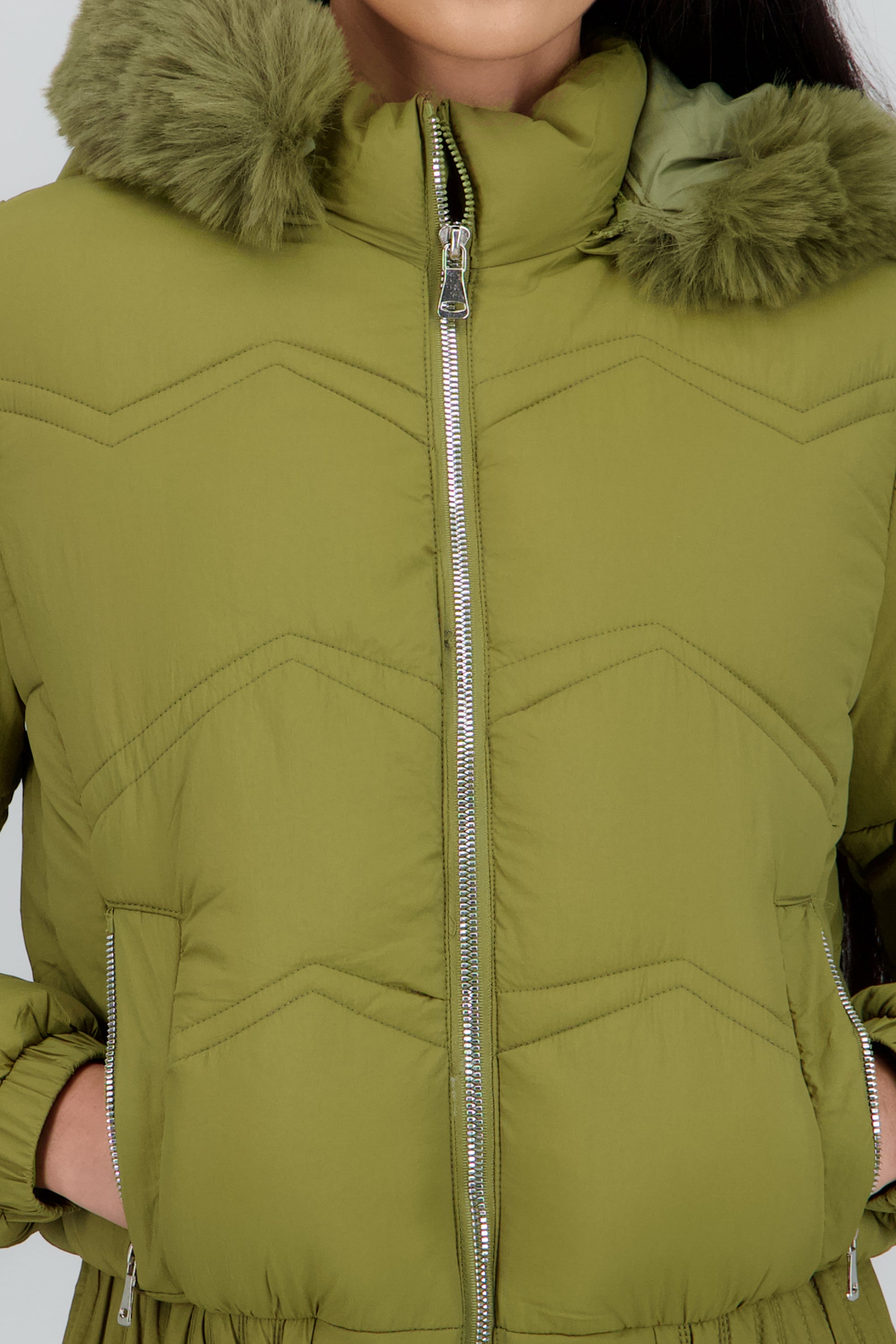 Chamarra puffer con peluche en gorro OLIVO