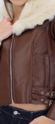 Chamarra pu con cuello de peluche