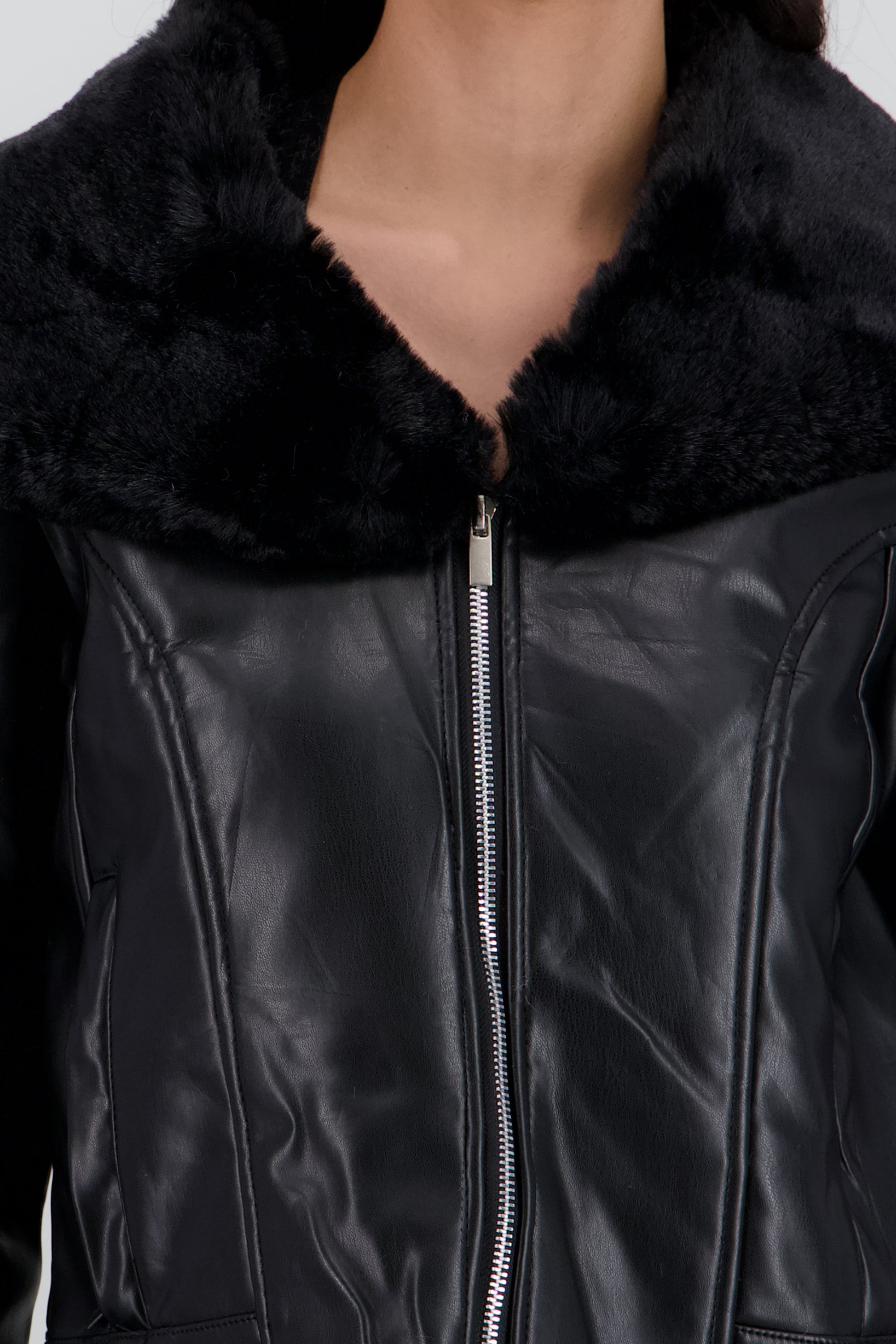 Chamarra pu con cuello de peluche NEGRO