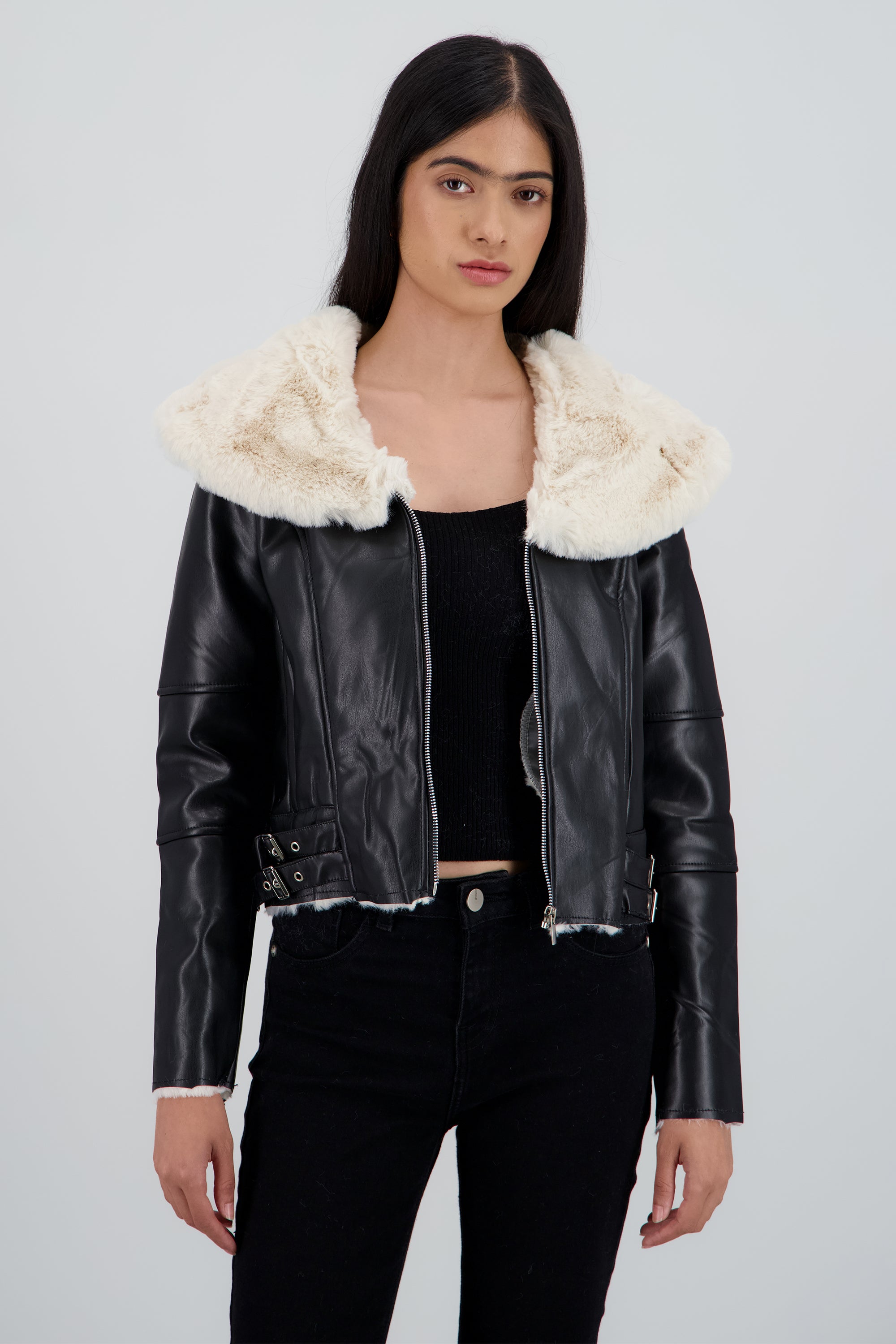 Chamarra pu con cuello de peluche NEGRO COMBO