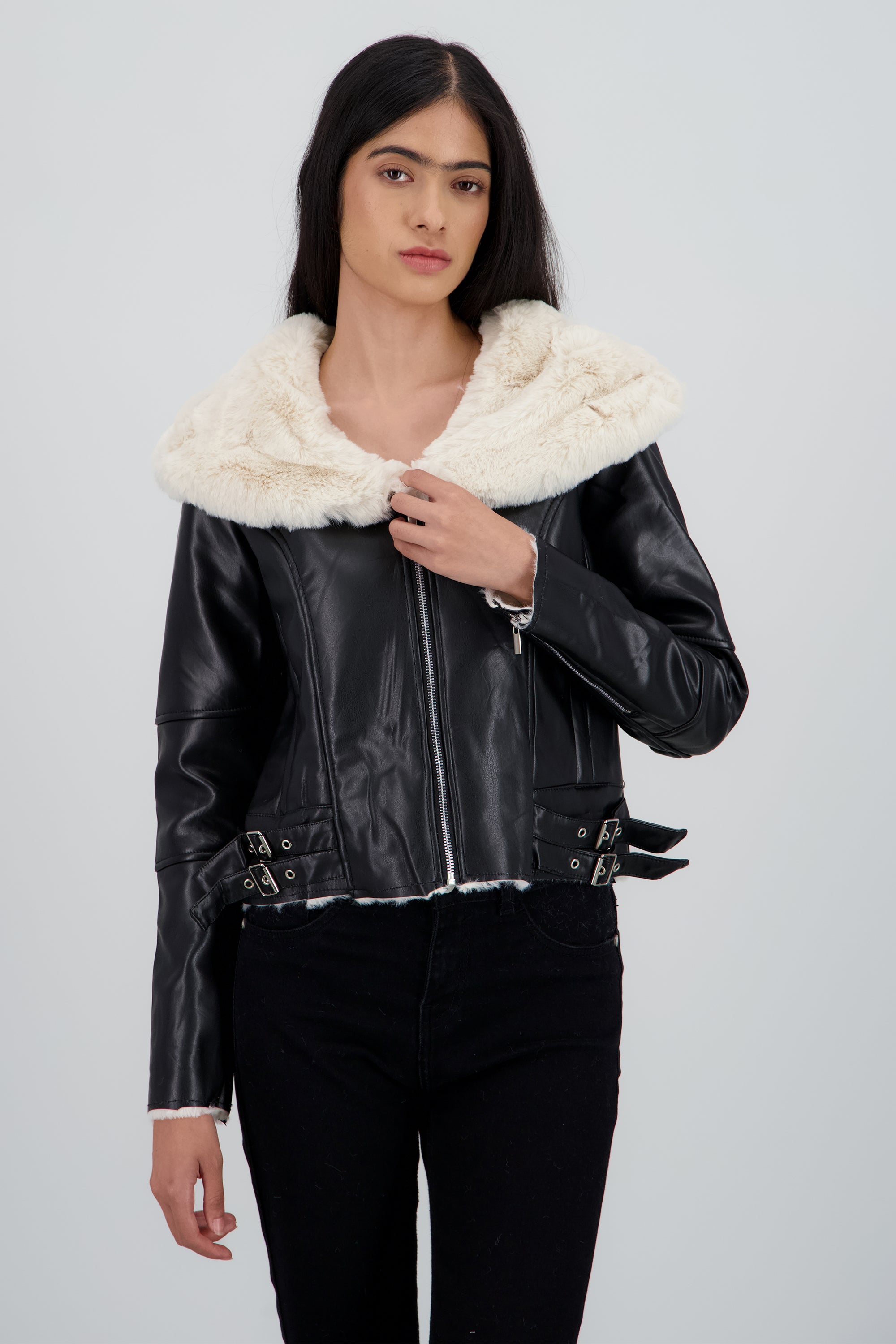 Chamarra pu con cuello de peluche NEGRO COMBO